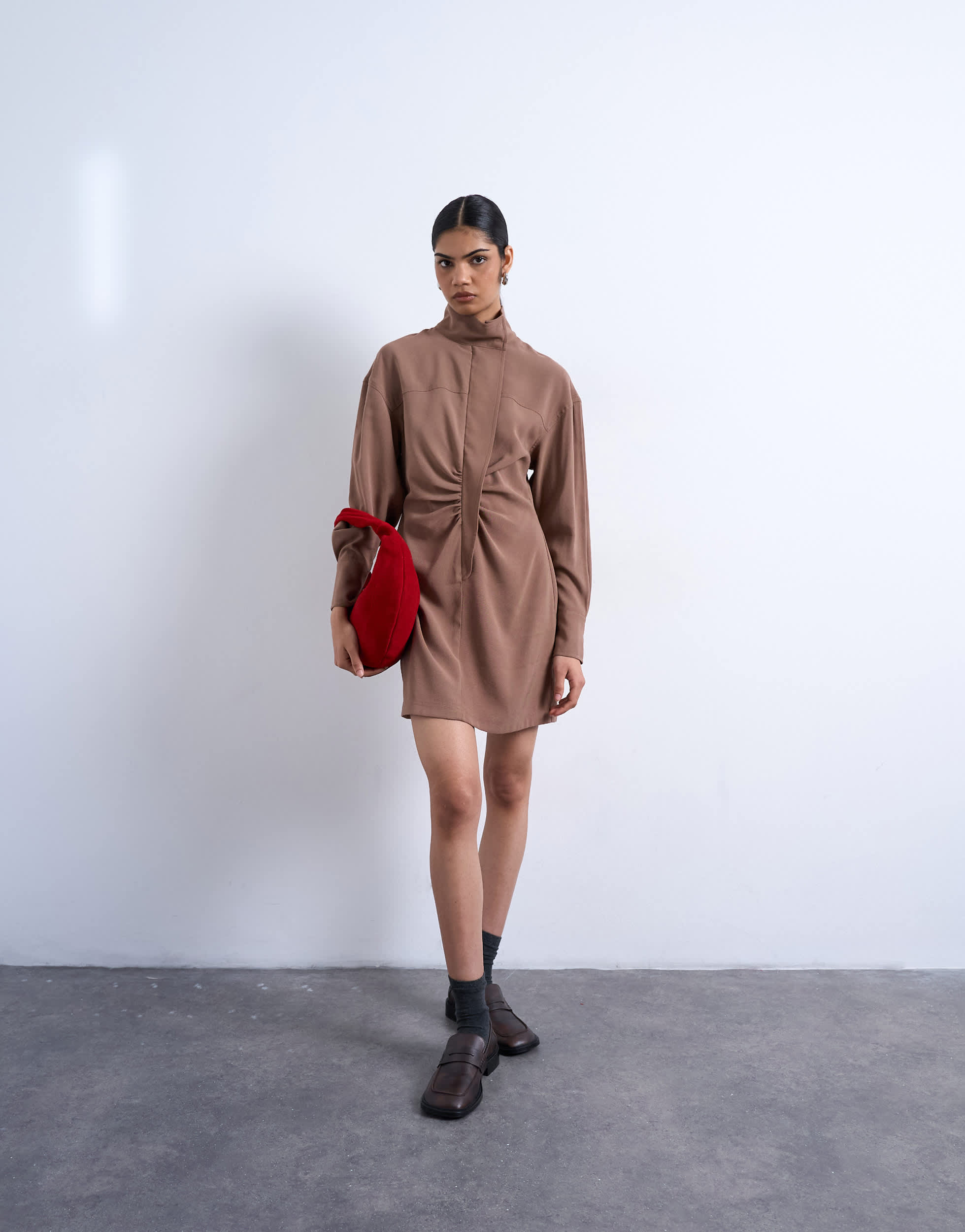Robe courte Topshop à col cheminée en cupro couleur chocolat