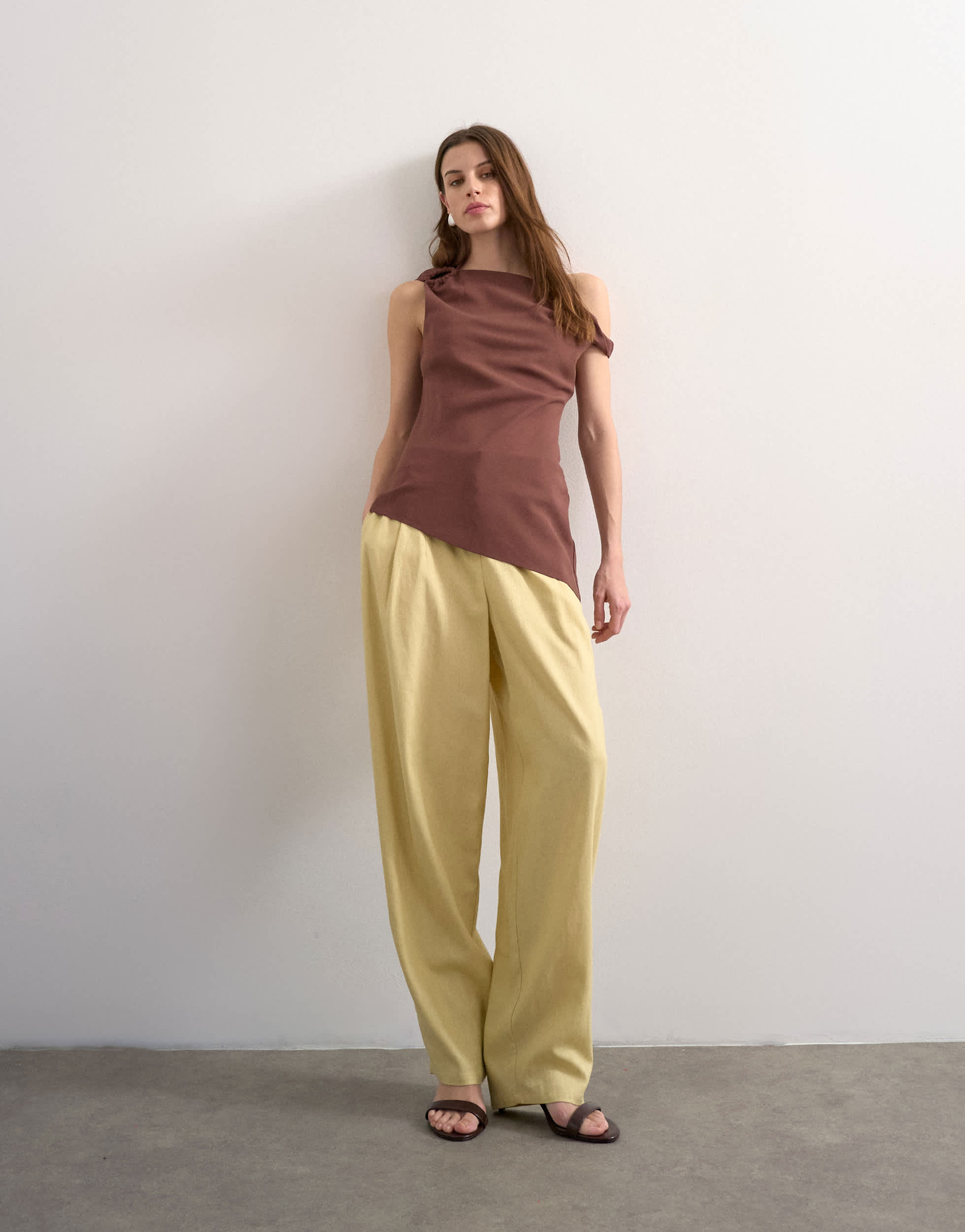 Topshop Leinenhose mit geschwungenem Bein in Buttermilch