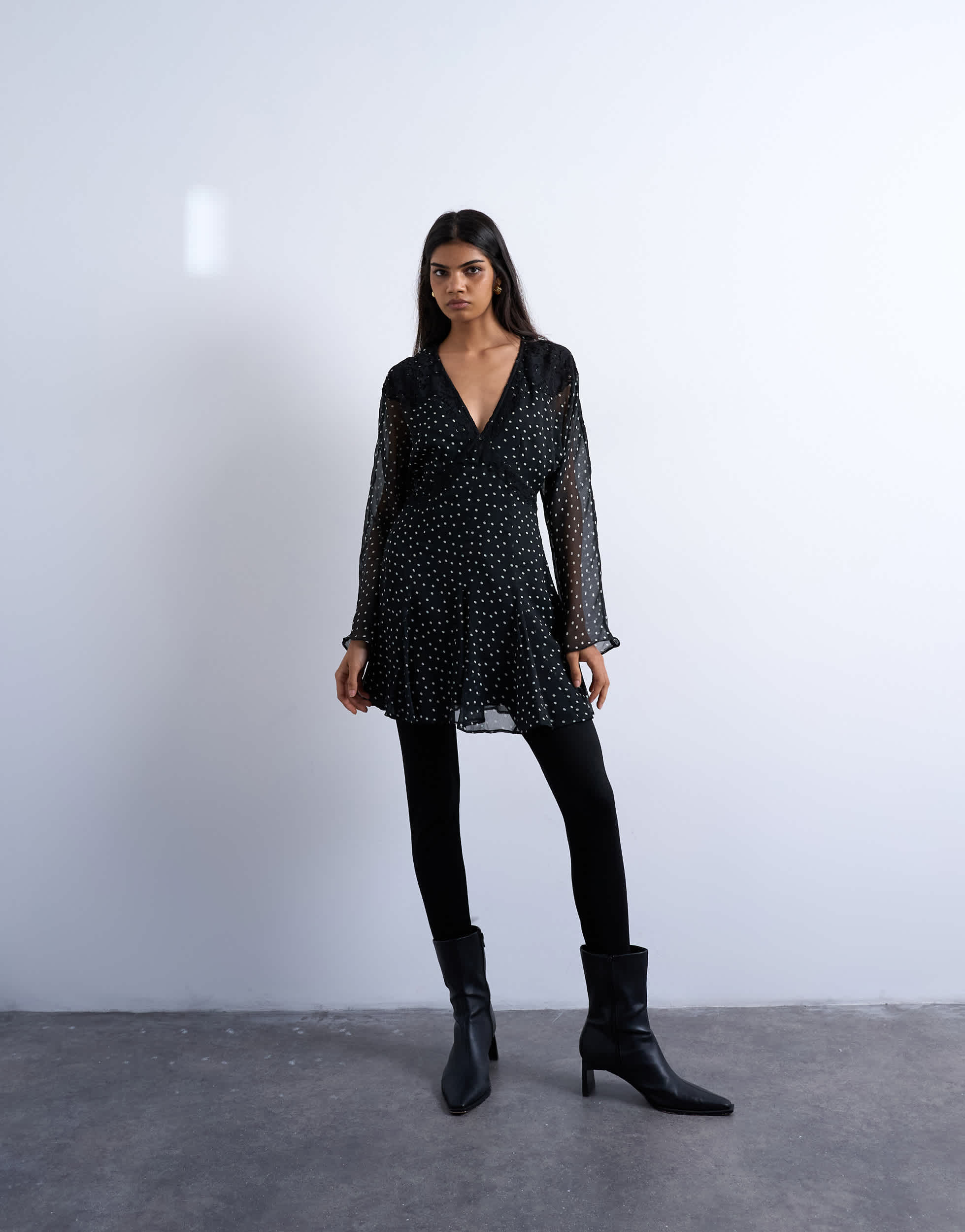 Topshop Mini-Teekleid mit langen Ärmeln und Spitzenbesatz in Mono-Punktmuster