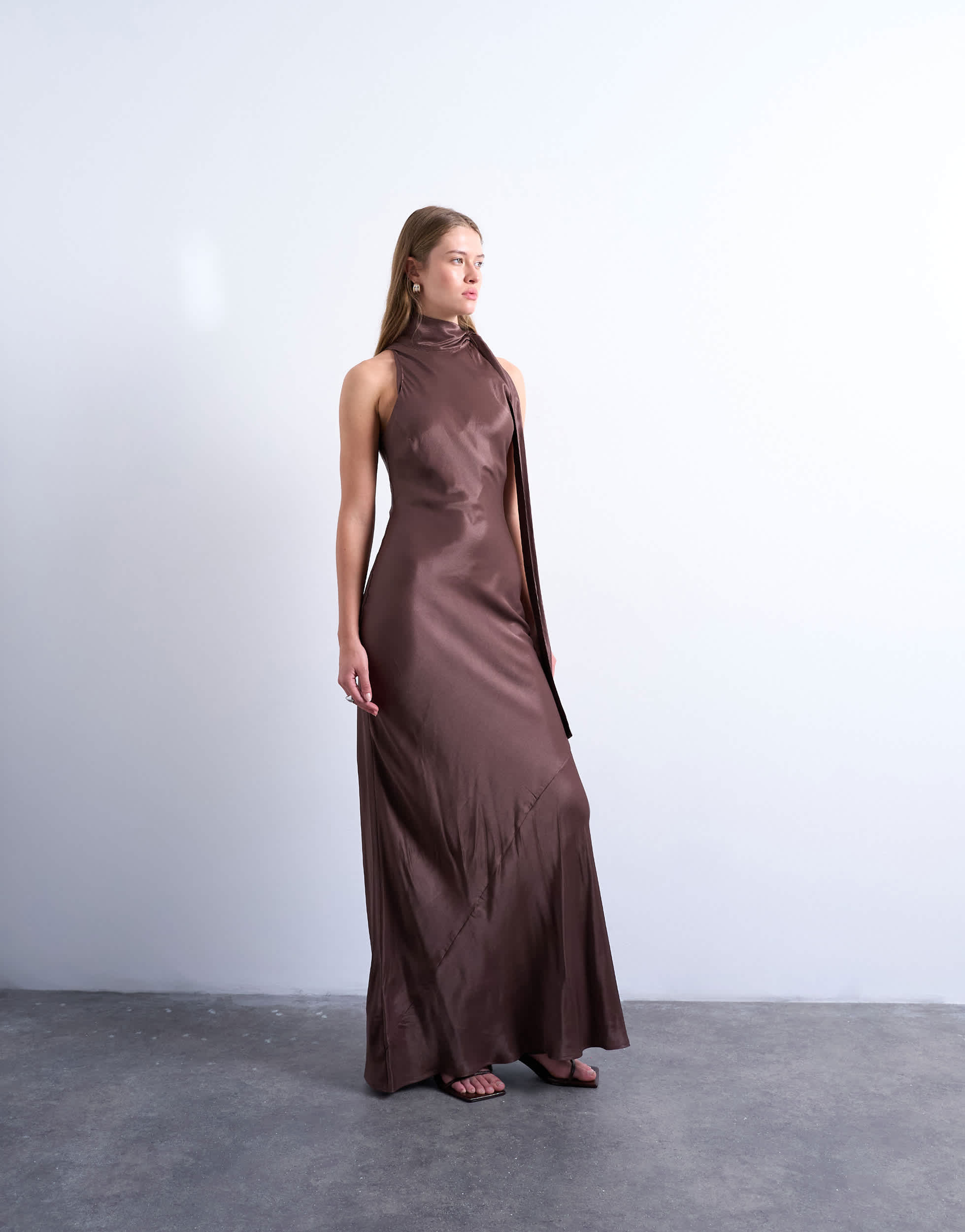 Robe Topshop marron en satin marron, col lavallière noué et manches coupées en biais.