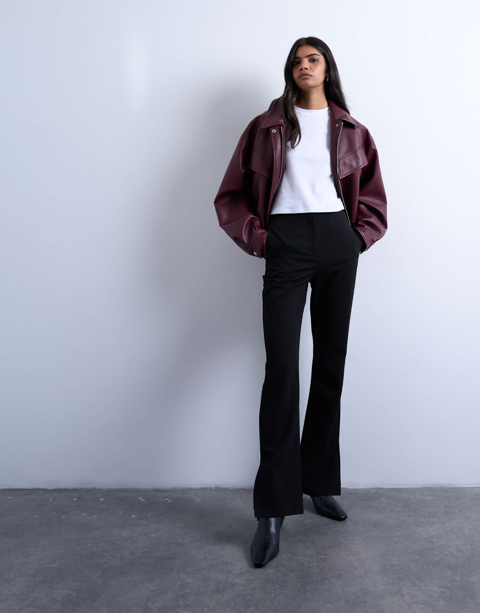 Topshop hochgeschnittene Schlaghose mit Schlitz in Schwarz