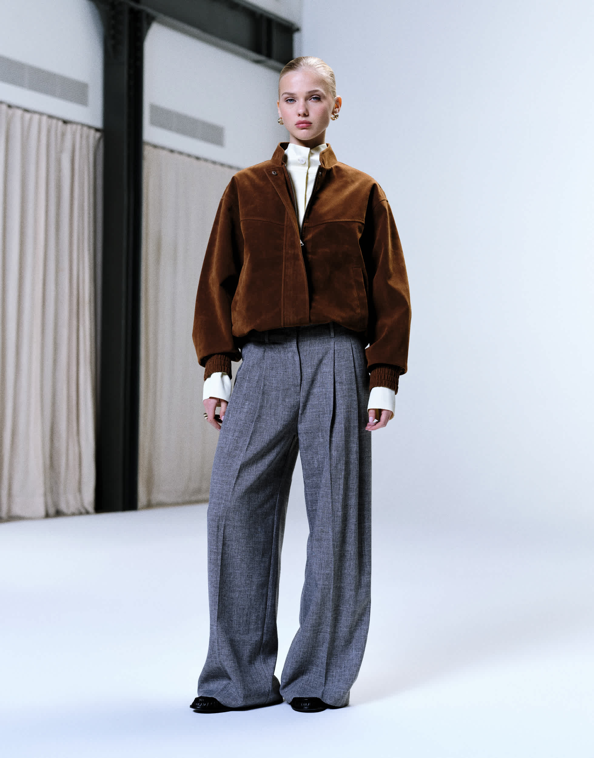 Topshop Hose mit offenem Saum, tiefem Bund und doppelten Bundfalten in Dunkelgrau