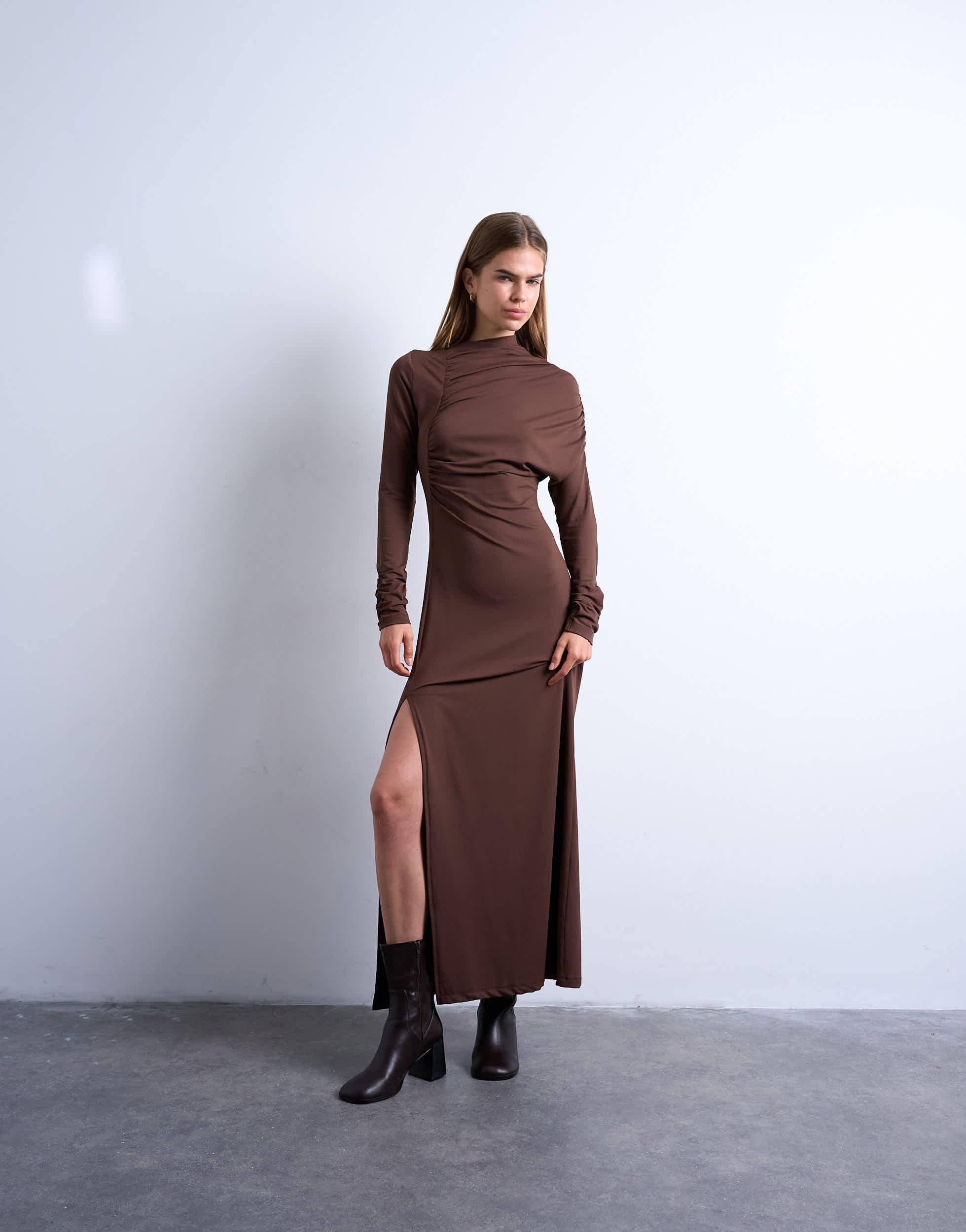 Robe longue asymétrique Topshop à drapé sur le devant, couleur marron chocolat