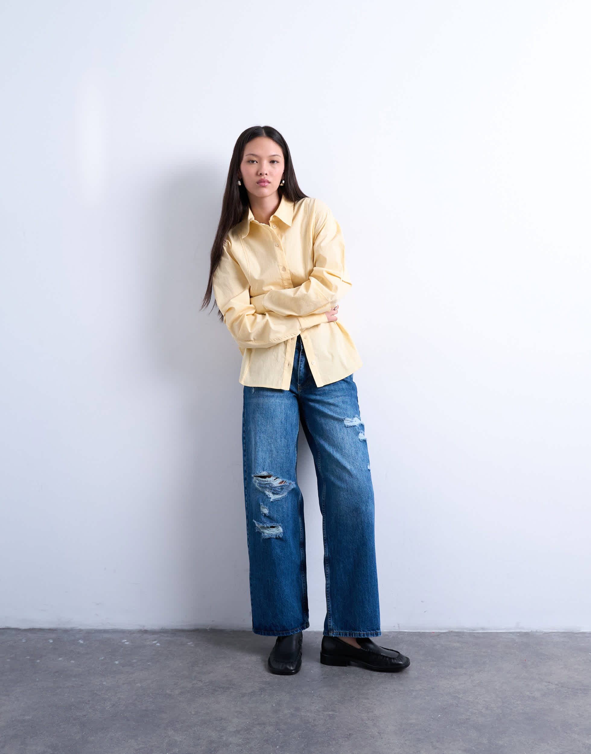 Topshop Jeans mit mittelhohem Bund, verstellbarem Bund und Rissen am Knie in Vintage-Blau