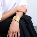 Bracelet manchette Topshop Bala en acier inoxydable martelé, couleur or