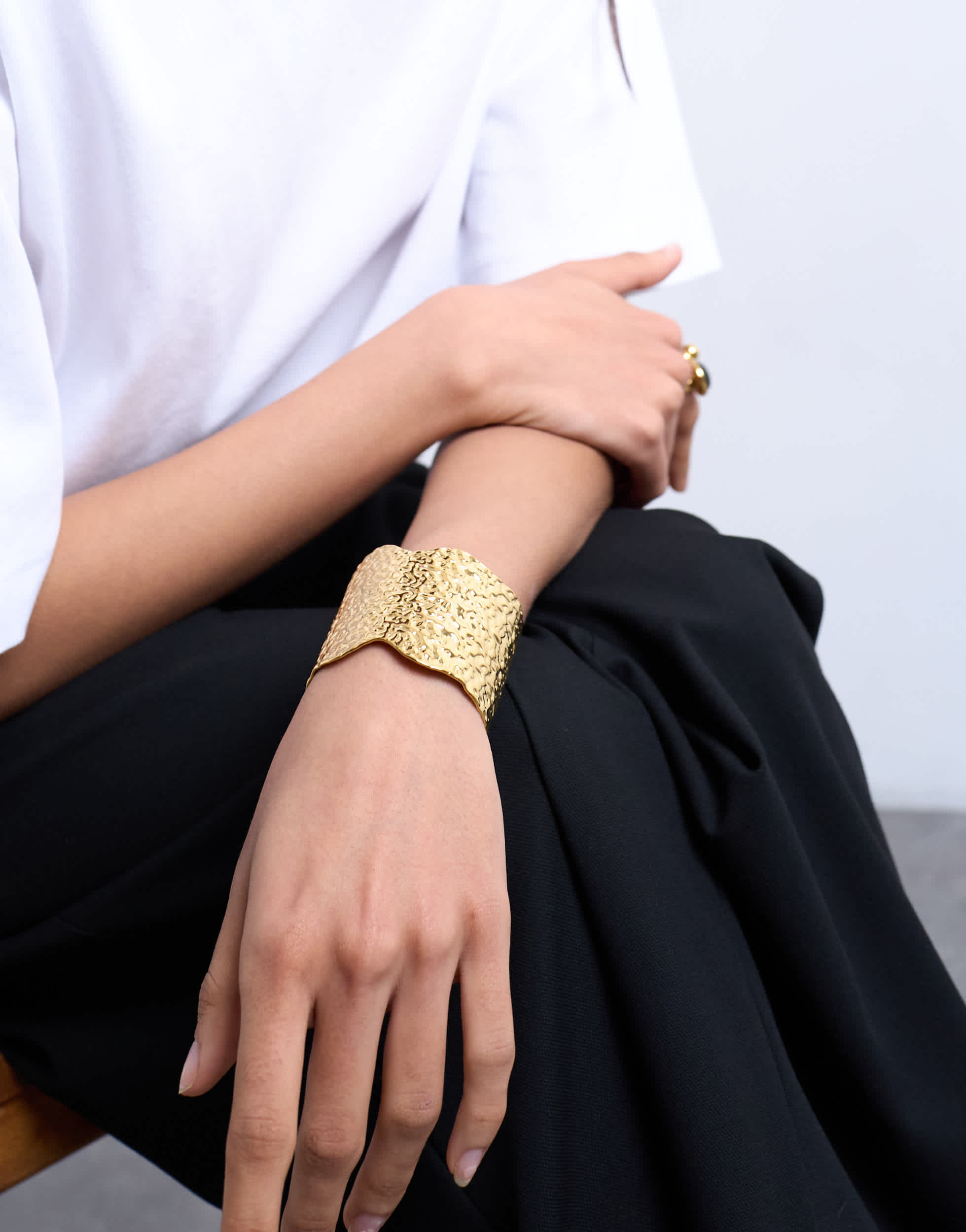 Bracelet manchette Topshop Bala en acier inoxydable martelé, couleur or