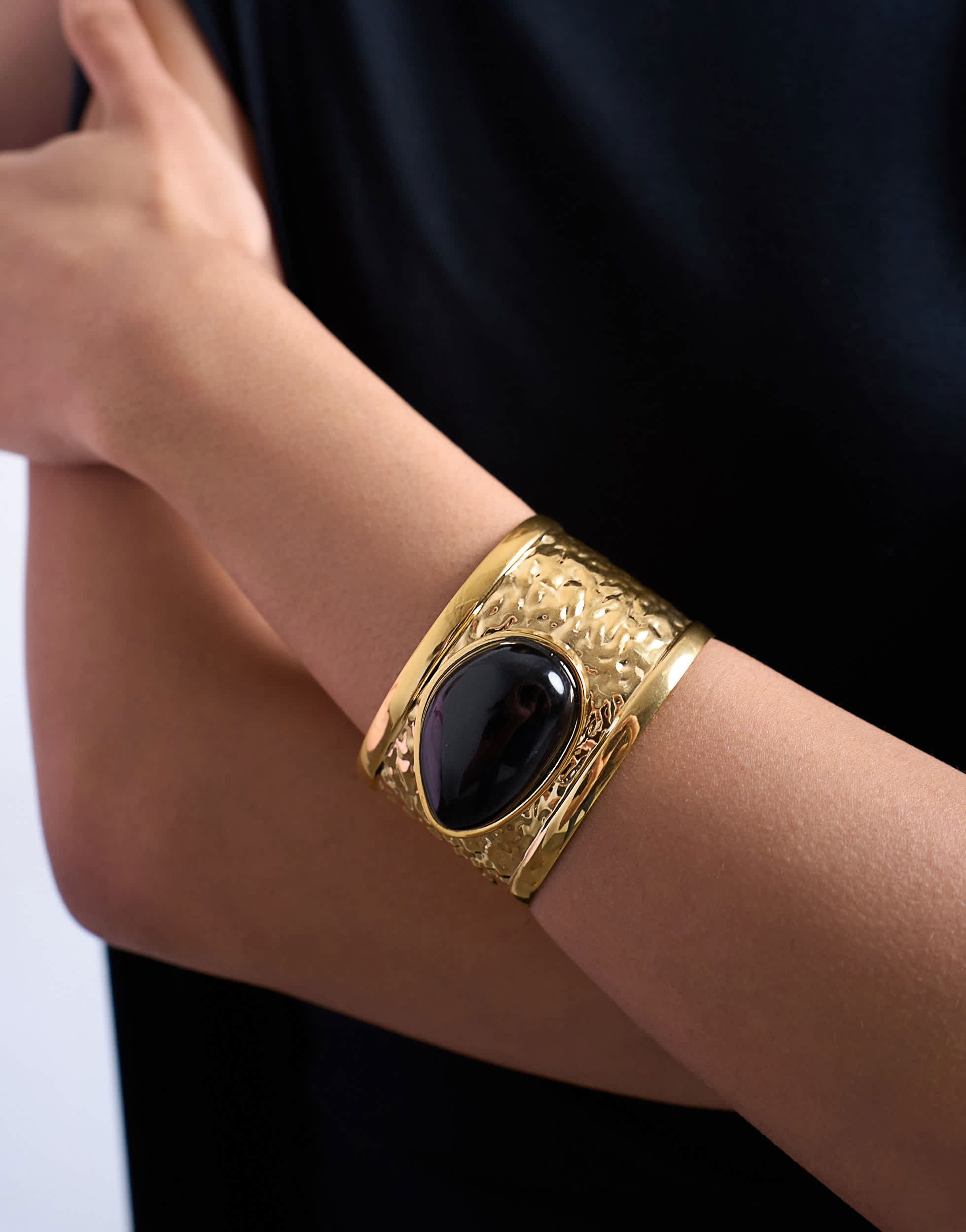 Bracelet Topshop Blossom en acier inoxydable avec pierre noire et finition or