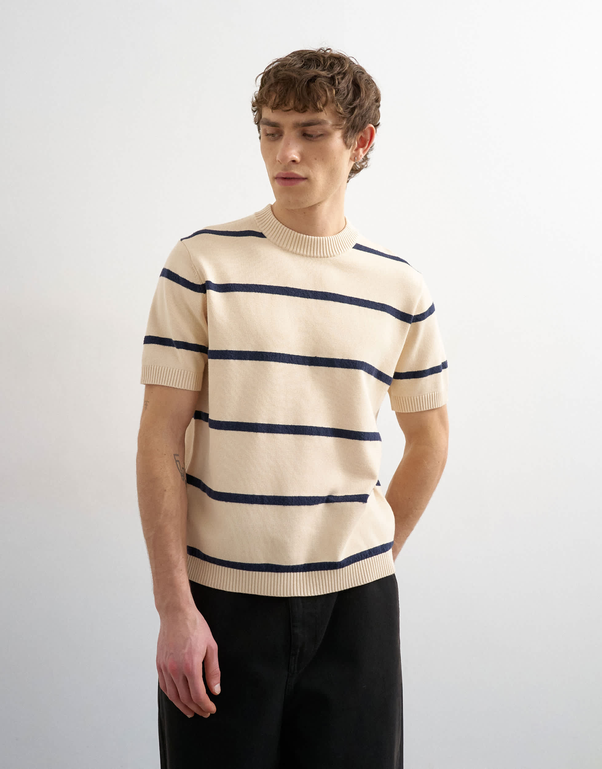 T-shirt Topman coupe classique tricoté à rayures, avec rayure crème