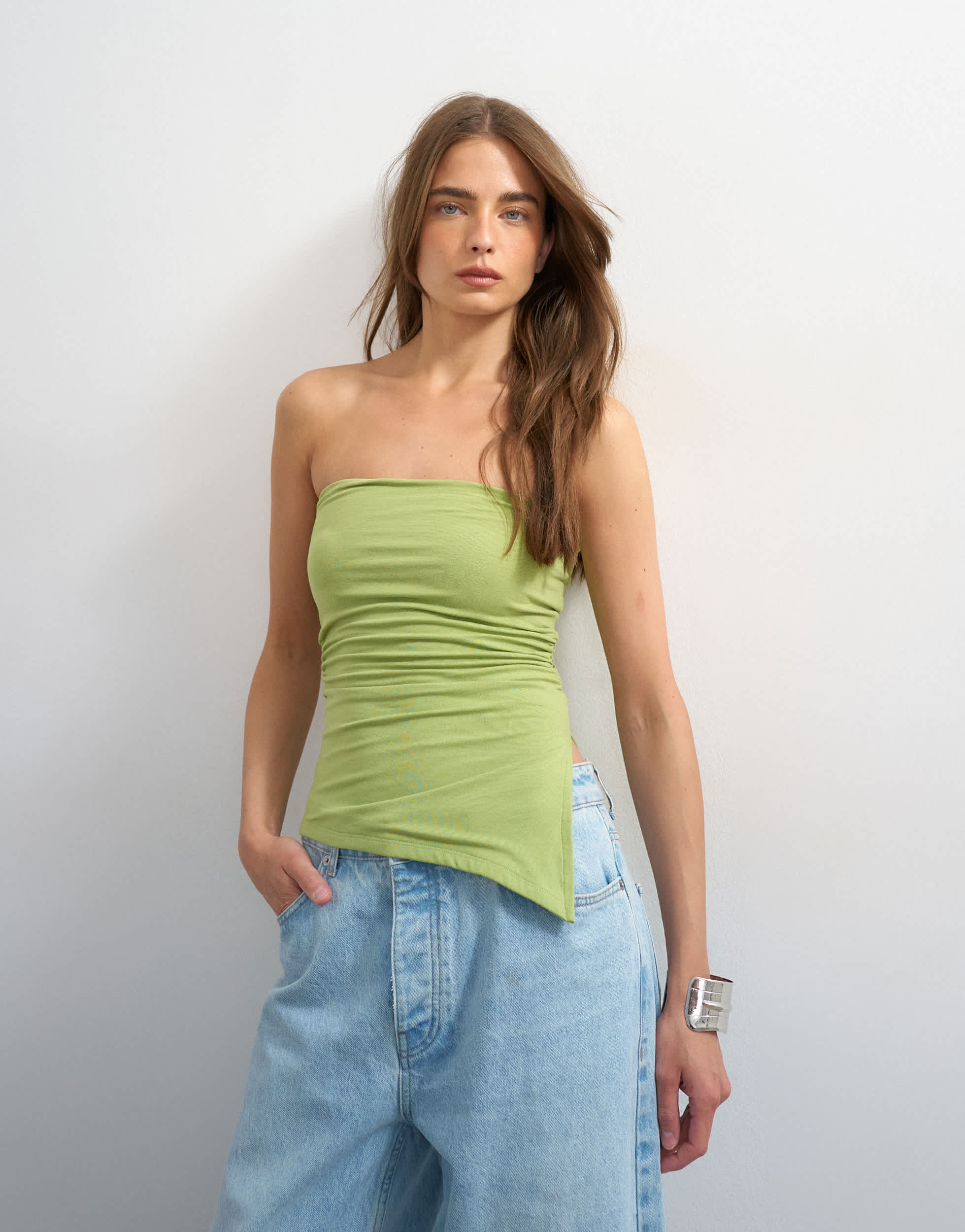 Topshop Bandeau mit Raffung, asymmetrischem Schnitt und seitlichen Schlitzen in Grün