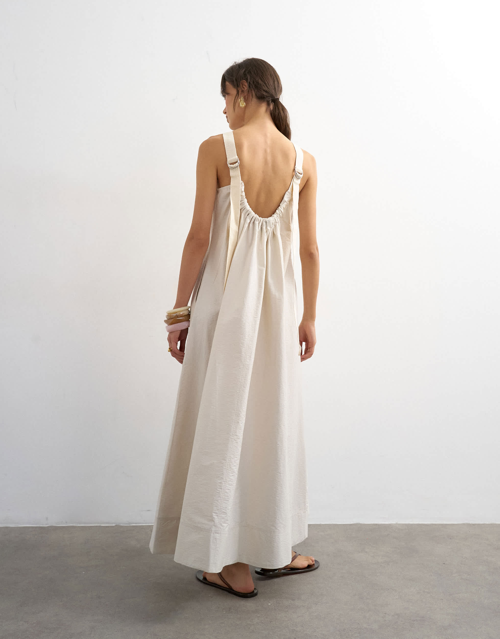Topshop schulterfreies Maxi-Kleid zum Überziehen mit Schnallenriemen in Off-White