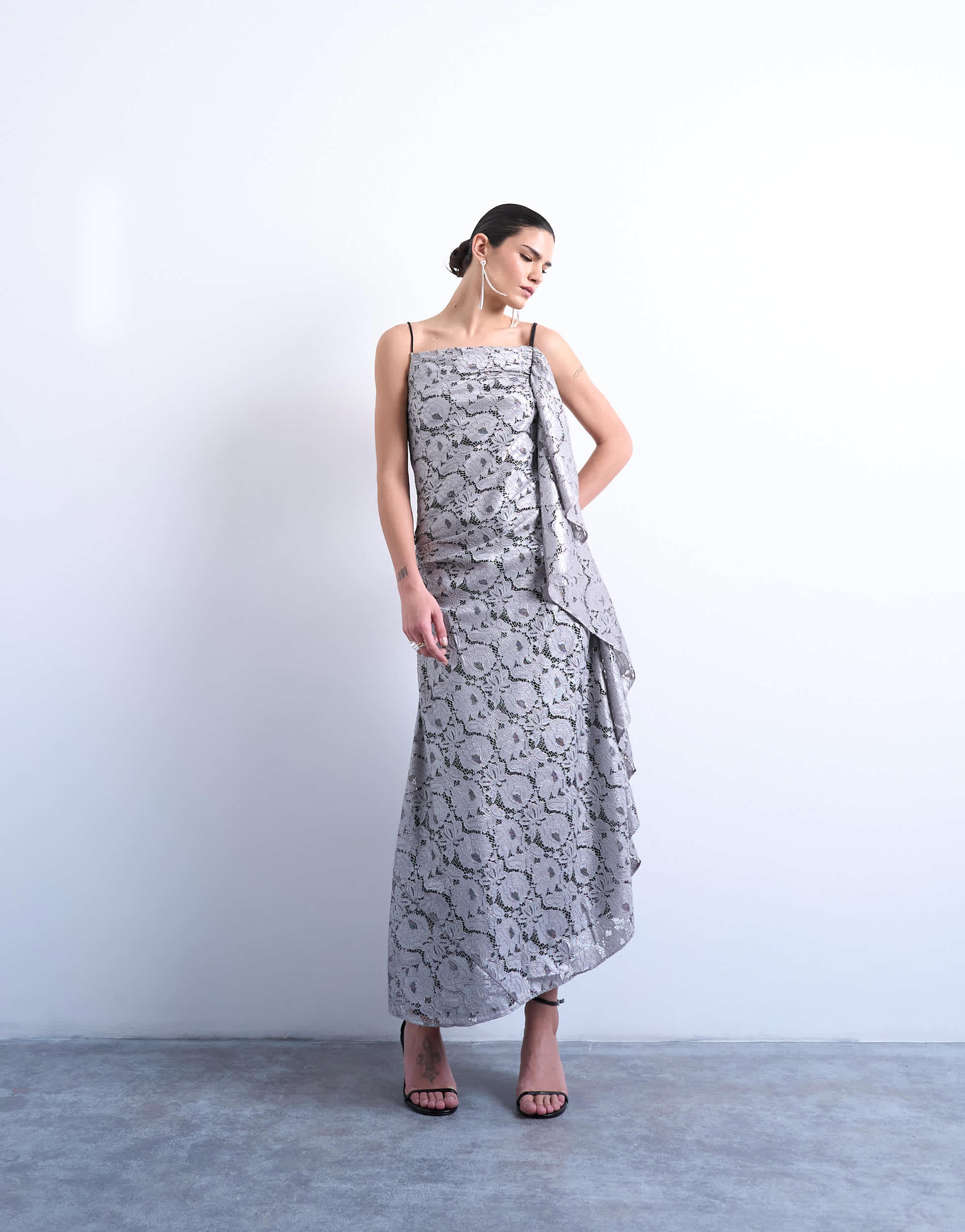 Topshop Maxikleid aus schwerer, folienbeschichteter Spitze in Silber