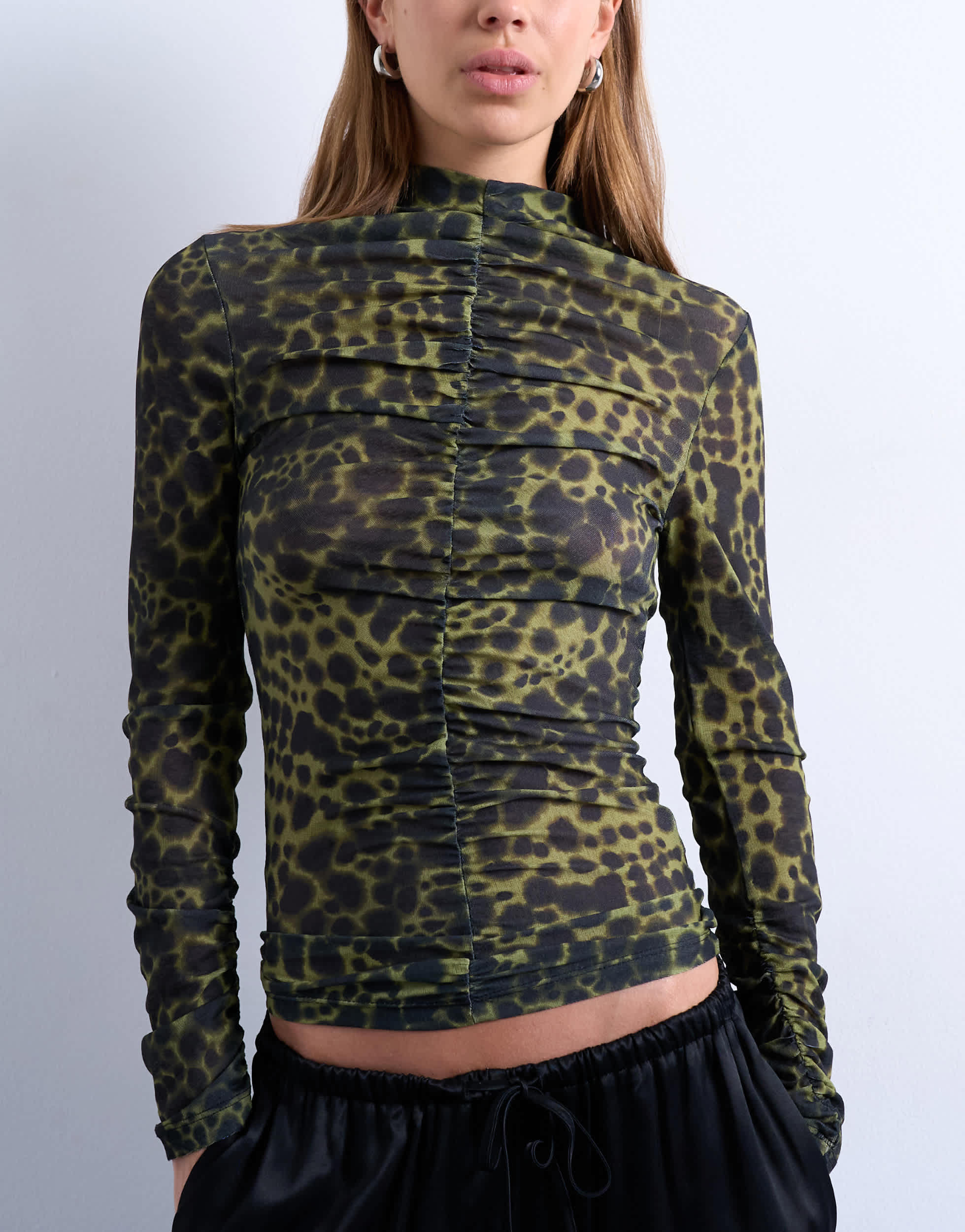 Top Topshop noir à imprimé animal à pois et manches longues froncées