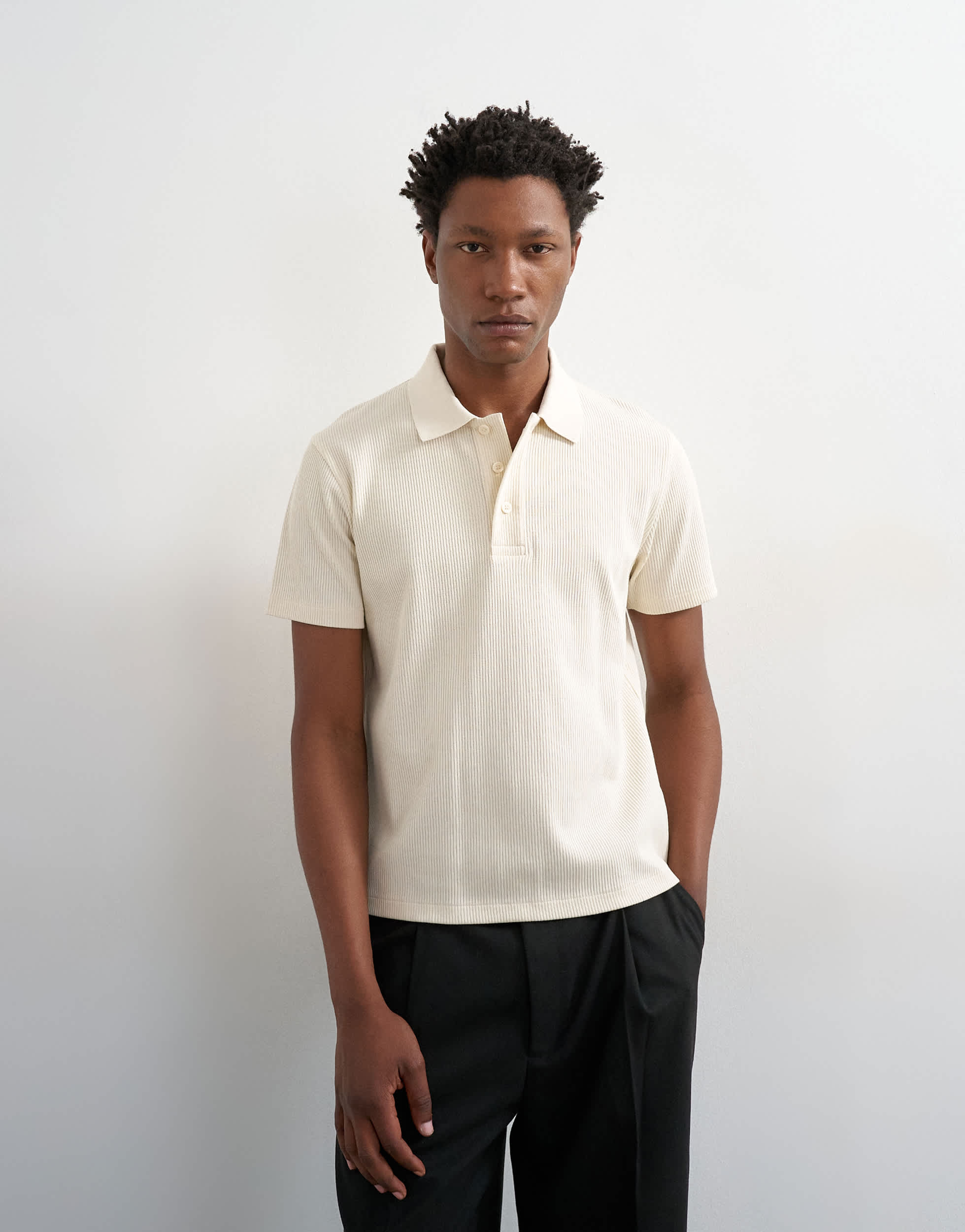 Topman geripptes Poloshirt in Cremefarben mit verkürzter Passform