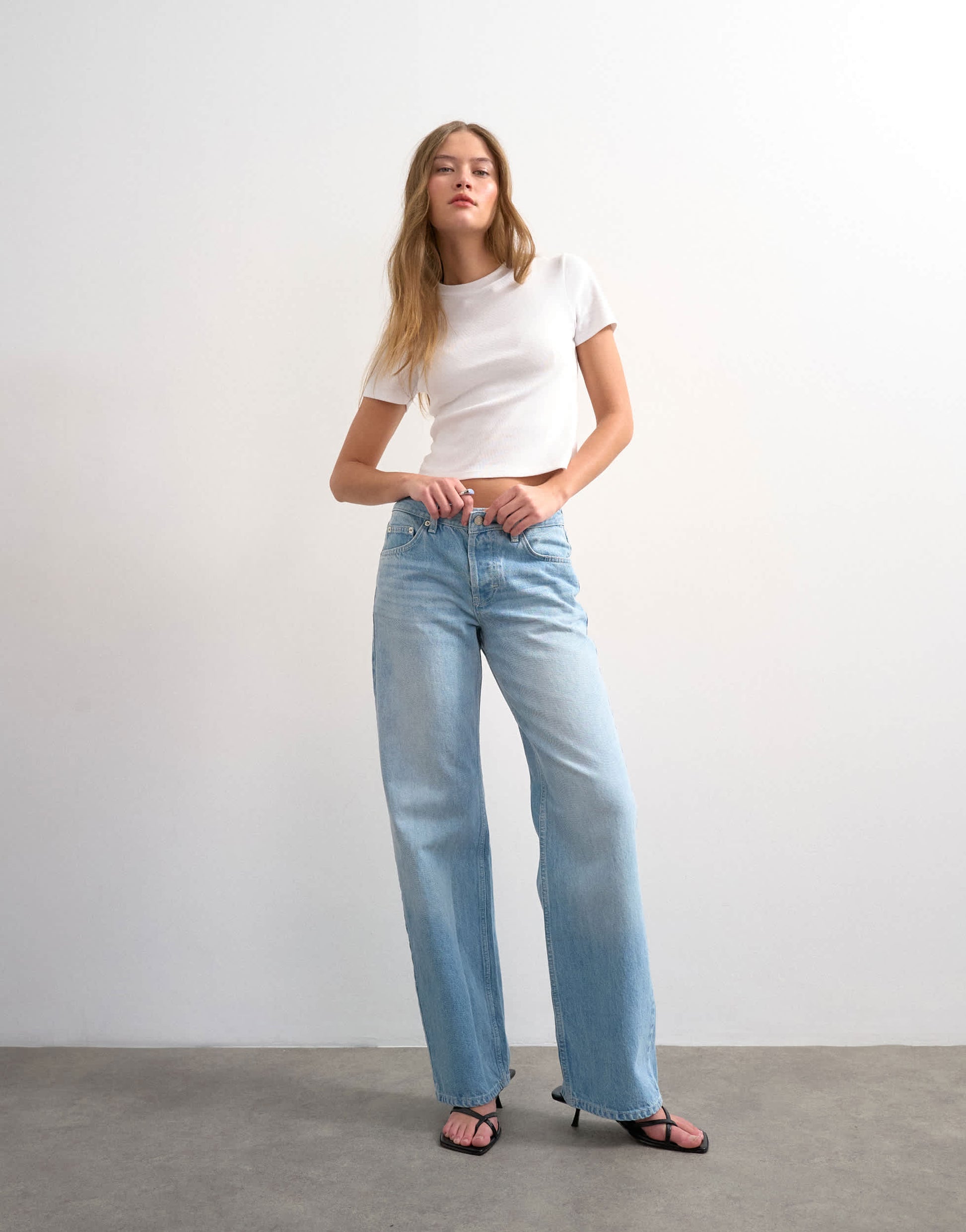 Topshop Ember low rise relaxed straight jean in bleach