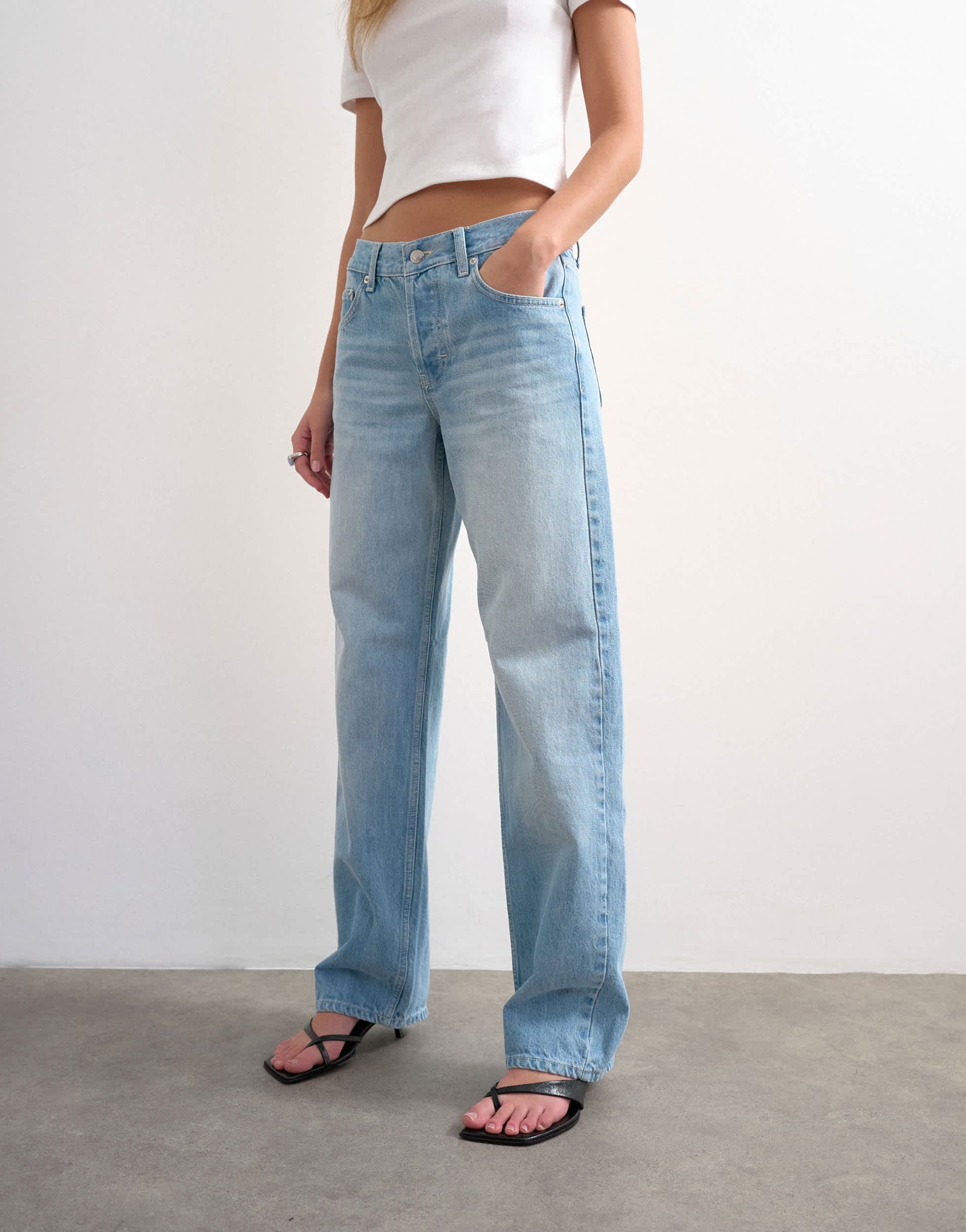 Topshop Ember low rise relaxed straight jean in bleach