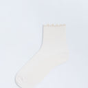 Topshop Rippsocken mit Rüschen in Buttermilch