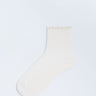 Topshop Rippsocken mit Rüschen in Buttermilch