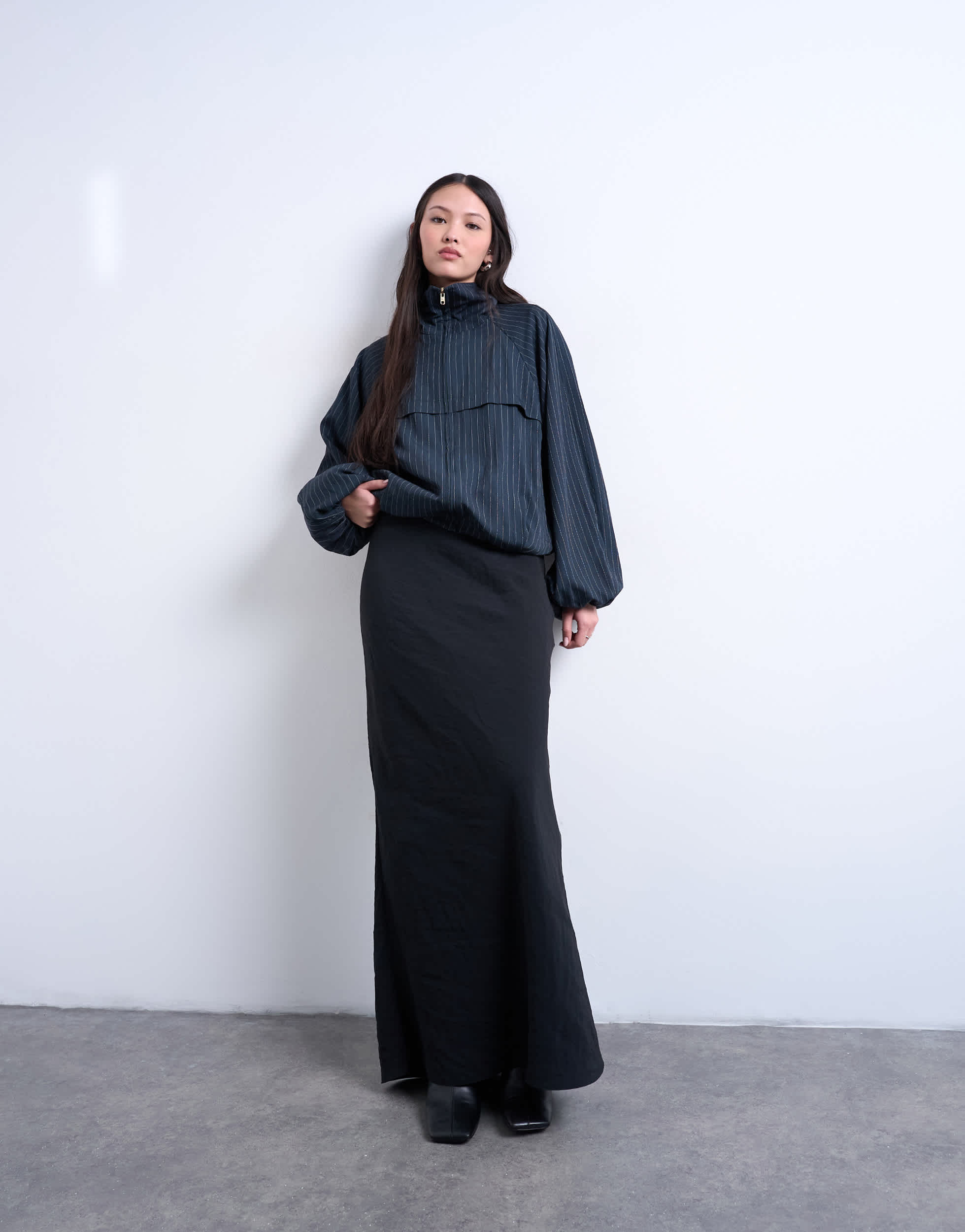 Jupe midi Topshop en cupro ultra doux, coupée en biais, couleur anthracite