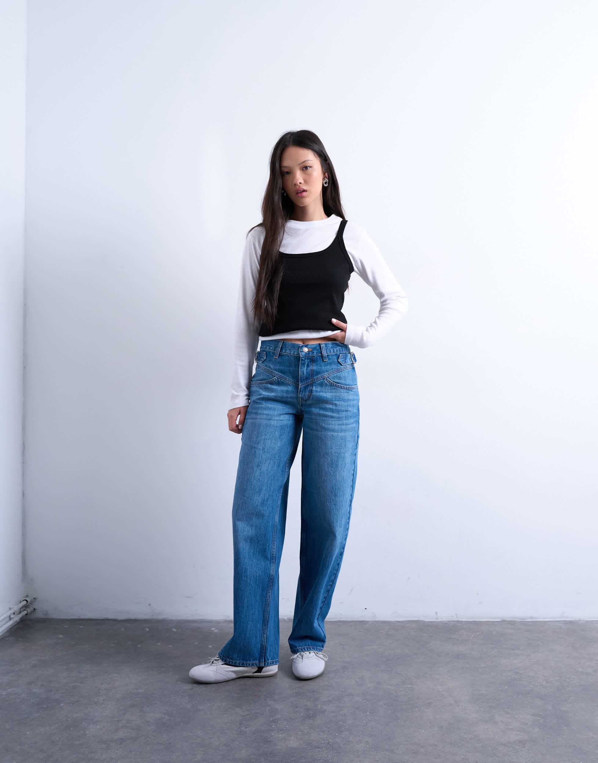 Topshop Jeans mit mittelhohem Bund, Passe vorne und verstellbarem Bund in Vintage-Blau
