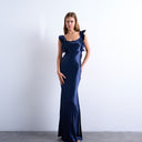 Robe nuisette en satin bleu marine à volants aux épaules, de la marque Topshop.