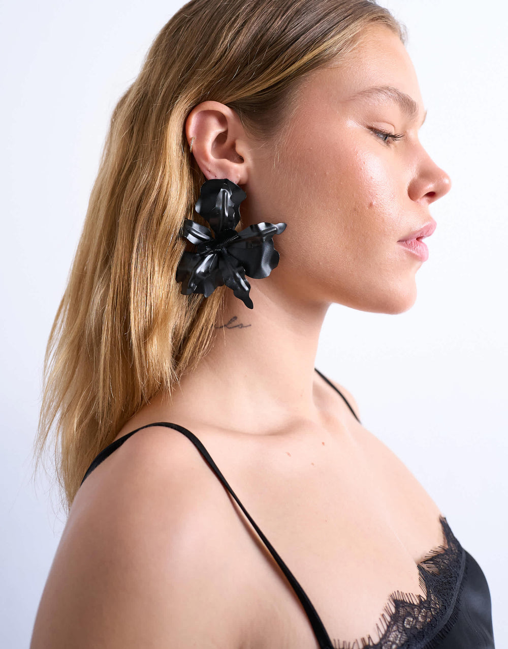 Boucles d'oreilles à clous florales Erika de Topshop, noires