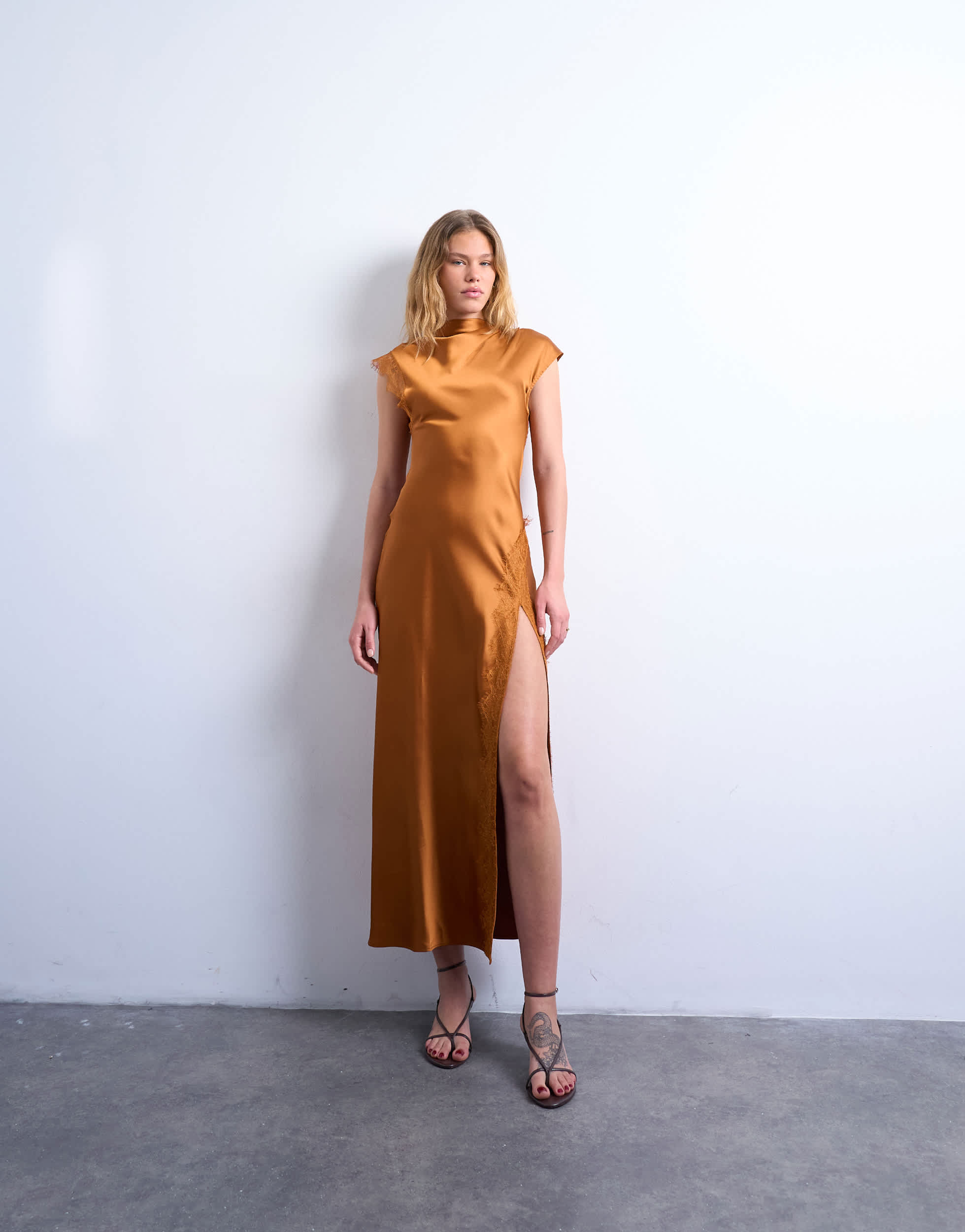 Robe longue Topshop en satin caramel, col drapé et bordure en dentelle.
