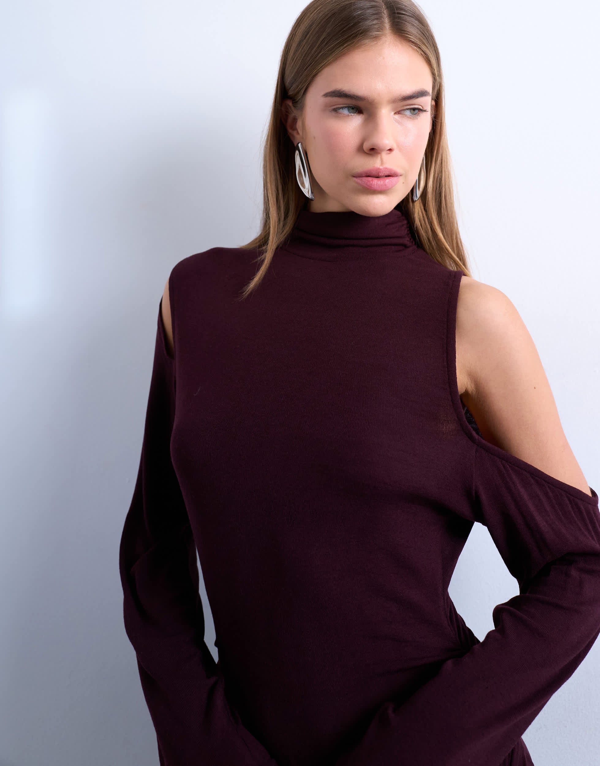 Topshop Langarmshirt mit hohem Kragen, offenen Schultern und bordeauxrot