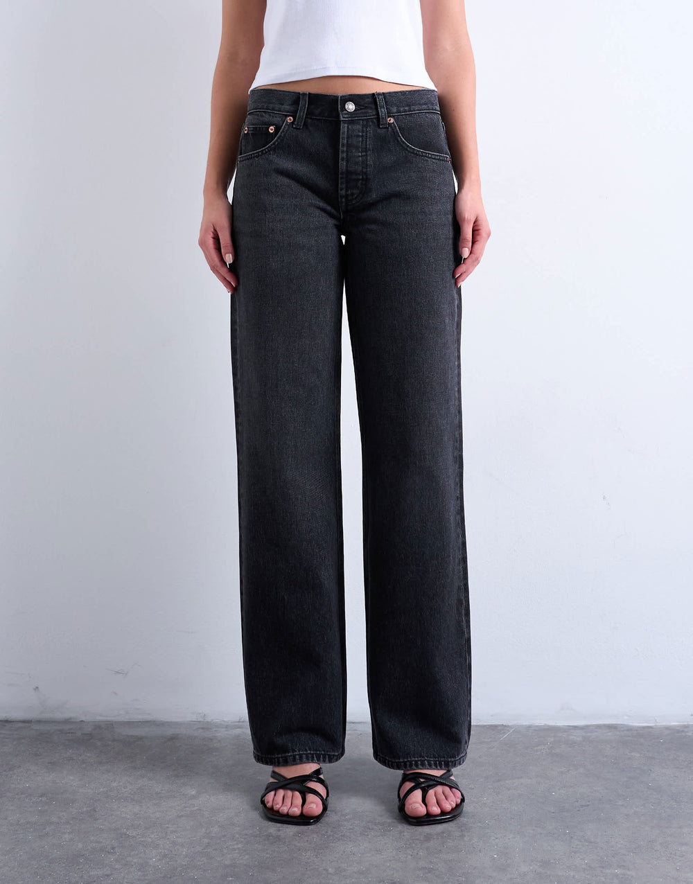 Topshop Ember – Jeans mit niedriger Leibhöhe, lockerem Sitz und geradem Bein in gewaschenem Schwarz
