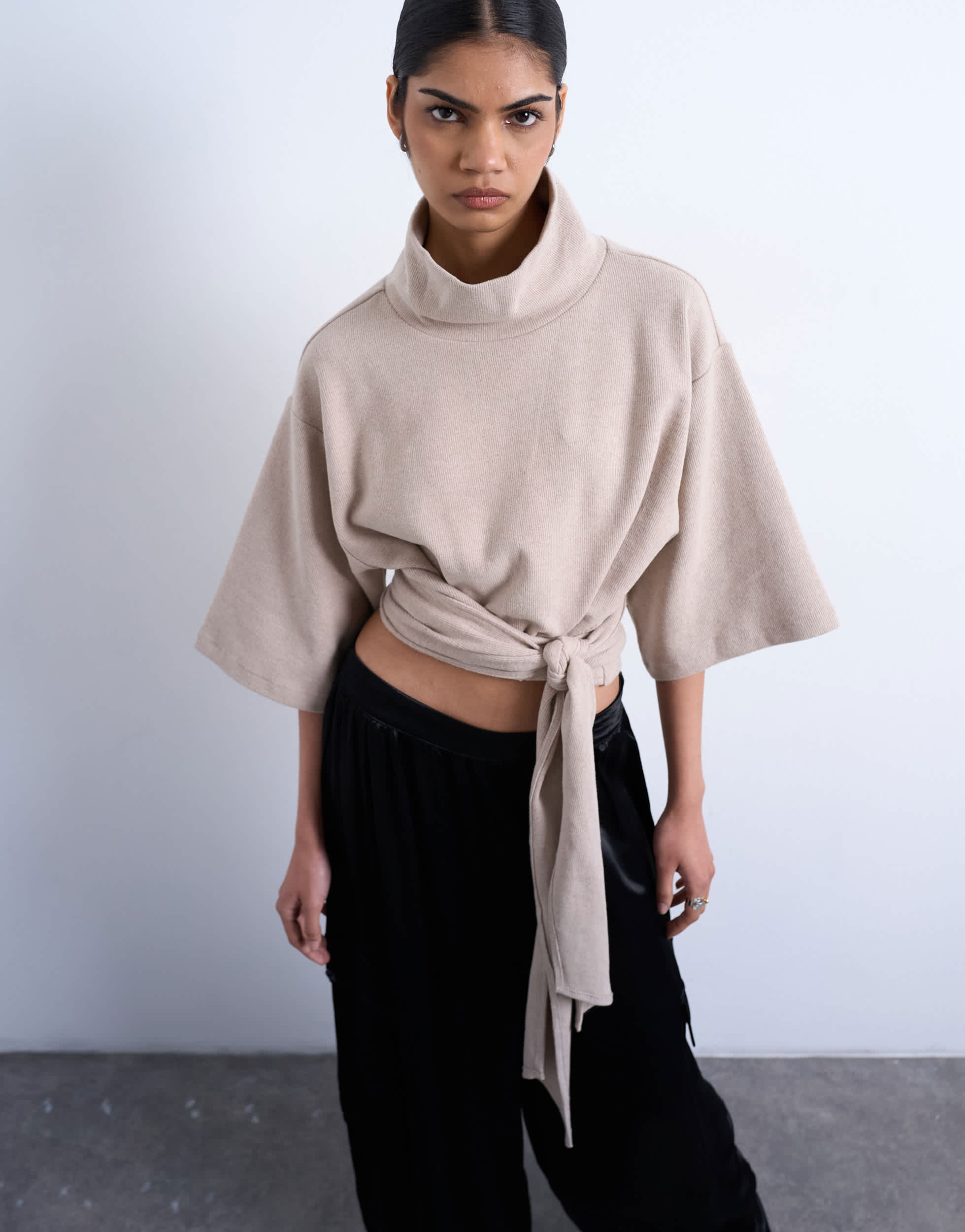 Top Topshop taupe à col montant et taille nouée, toucher doux