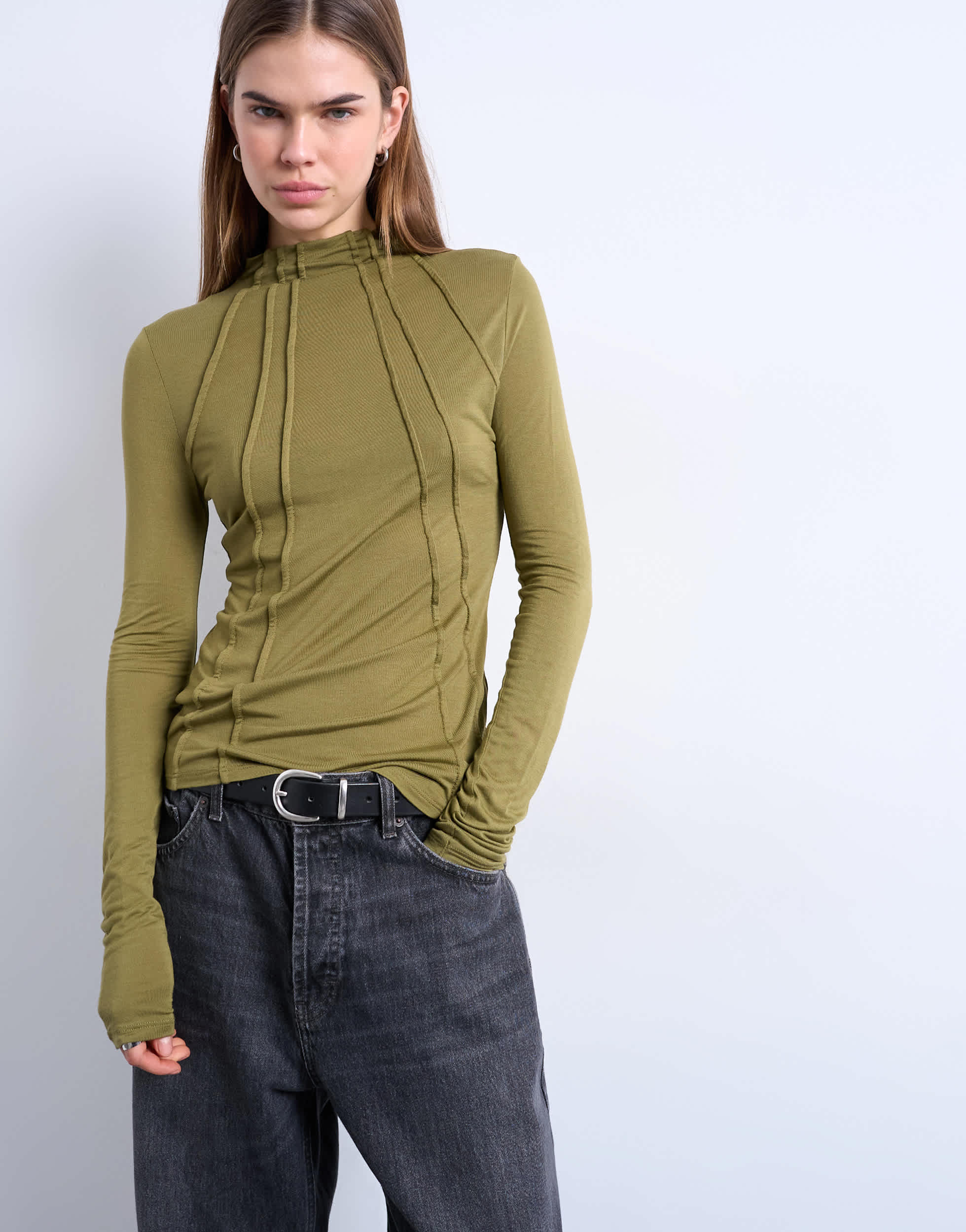 Topshop Langarmshirt mit hohem Kragen und Ziernähten in Khaki
