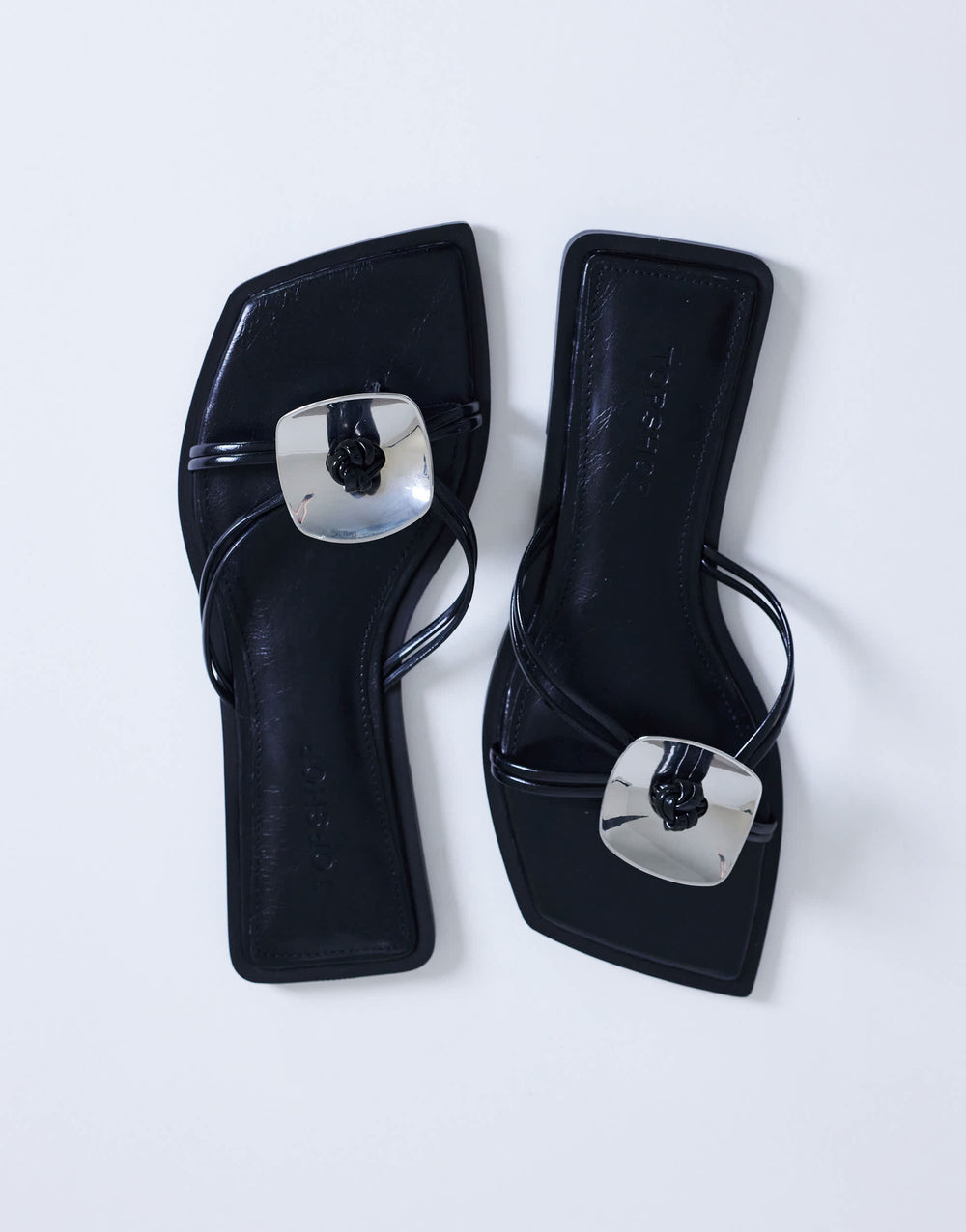 Topshop Rolo Sandalen mit Metallakzenten, flach, in Schwarz