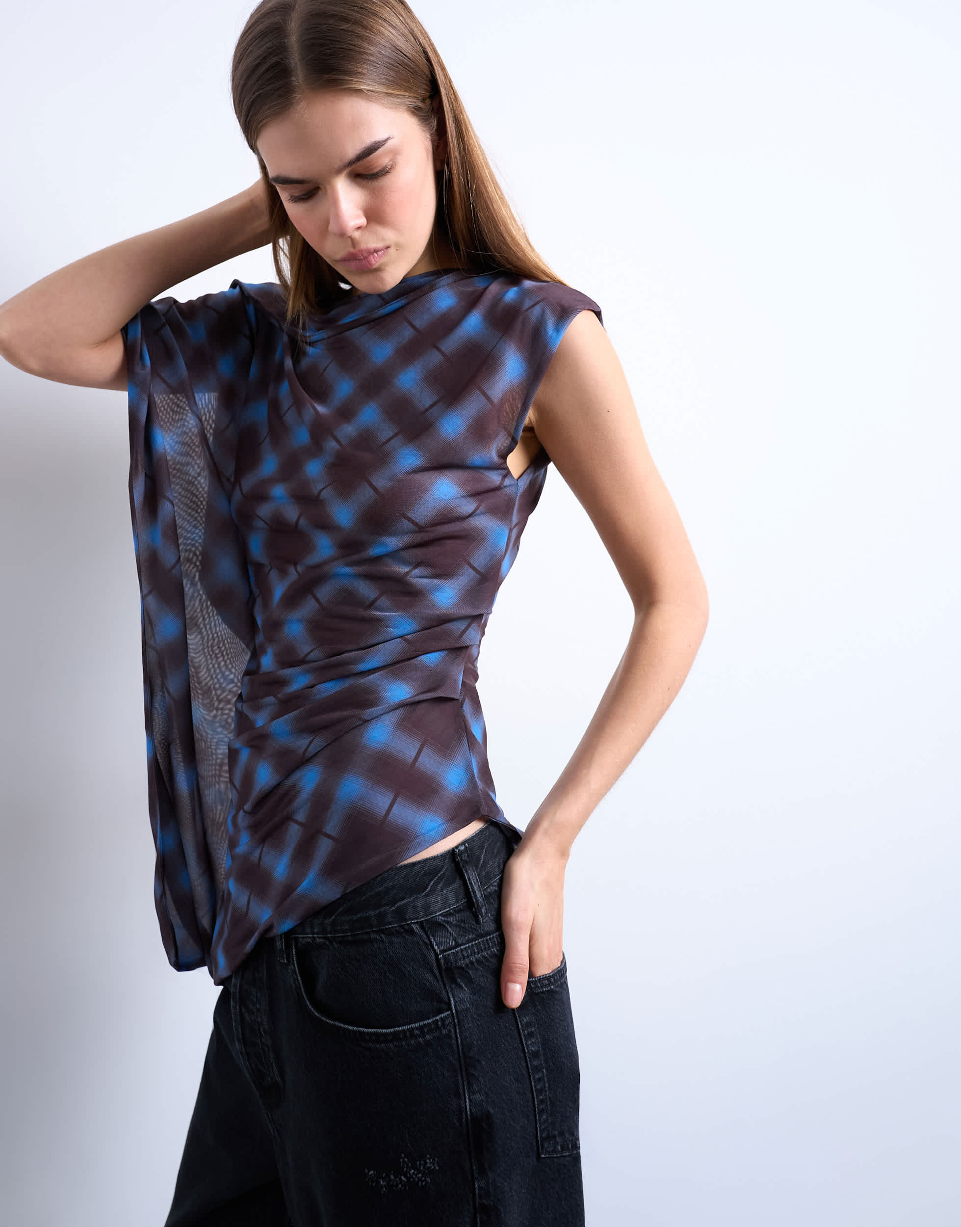 Top asymétrique à une manche en maille à carreaux Topshop couleur chocolat