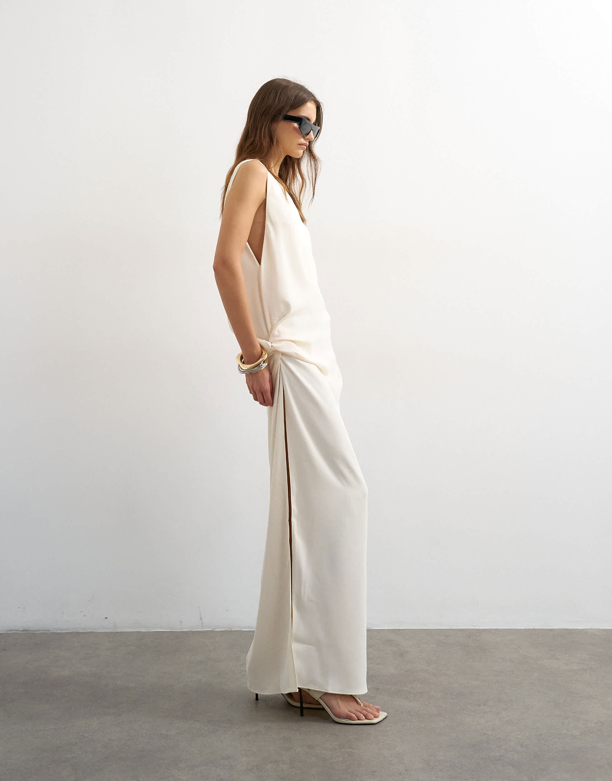 Topshop Maxi-Kleid aus Crêpe in Ecru mit ärmellosem Twist-Detail an der Seite
