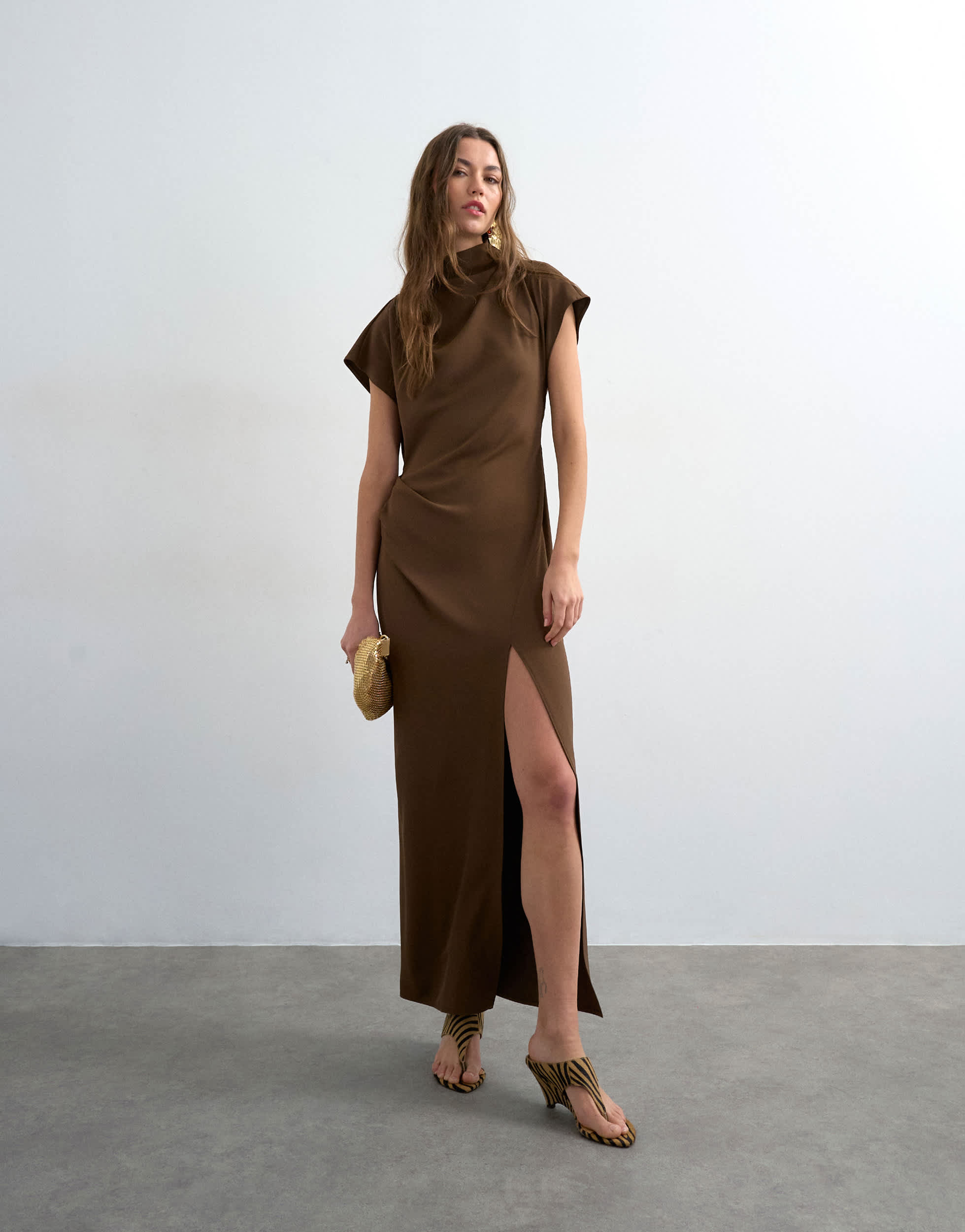 Robe longue Topshop en crêpe épaisse avec détail foulard couleur chocolat