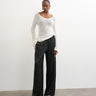 Pantalon Topshop noir à jambes larges et taille nouée en satin.