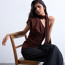 Top Topshop couleur chocolat, orné d'un foulard froncé et d'un ourlet asymétrique.