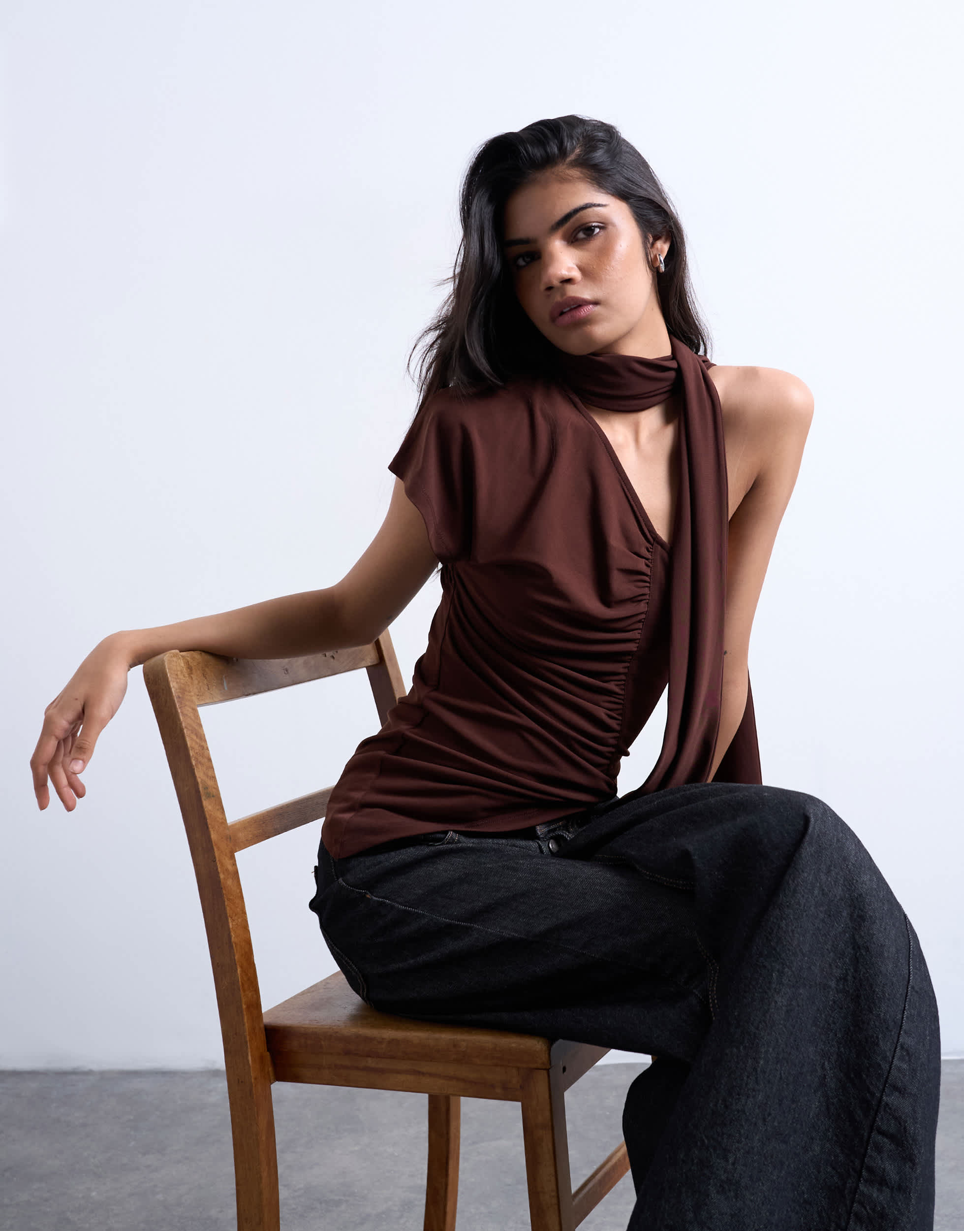 Top Topshop couleur chocolat, orné d'un foulard froncé et d'un ourlet asymétrique.