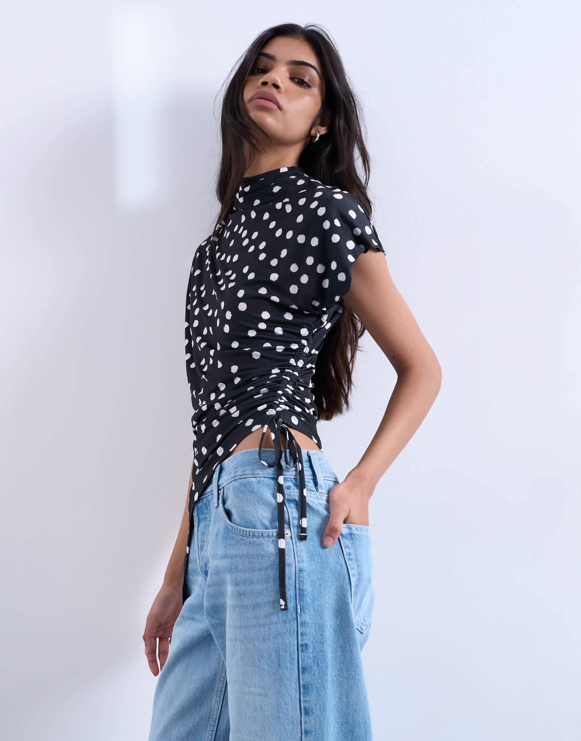 Topshop asymmetrisches, gerafftes Top mit Polka-Dot-Muster in Schwarz