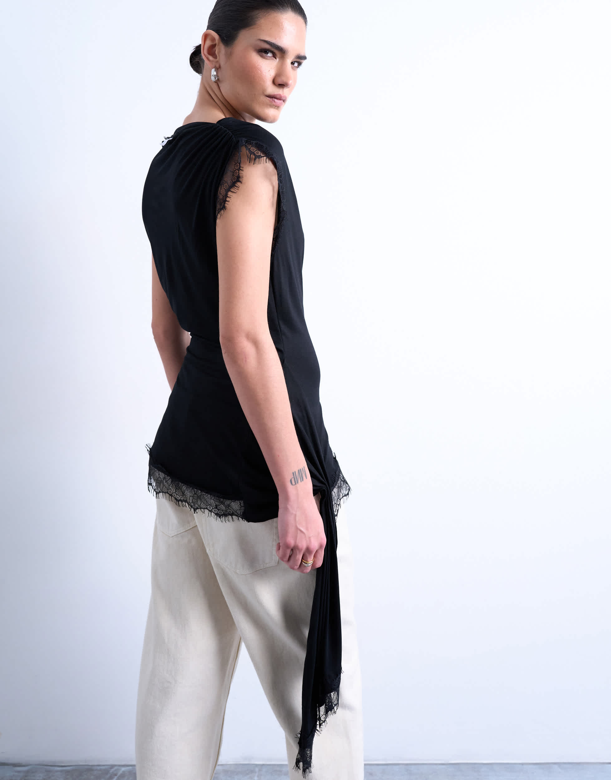 Topshop Top mit Wasserfallausschnitt und Spitzenbesatz in Schwarz