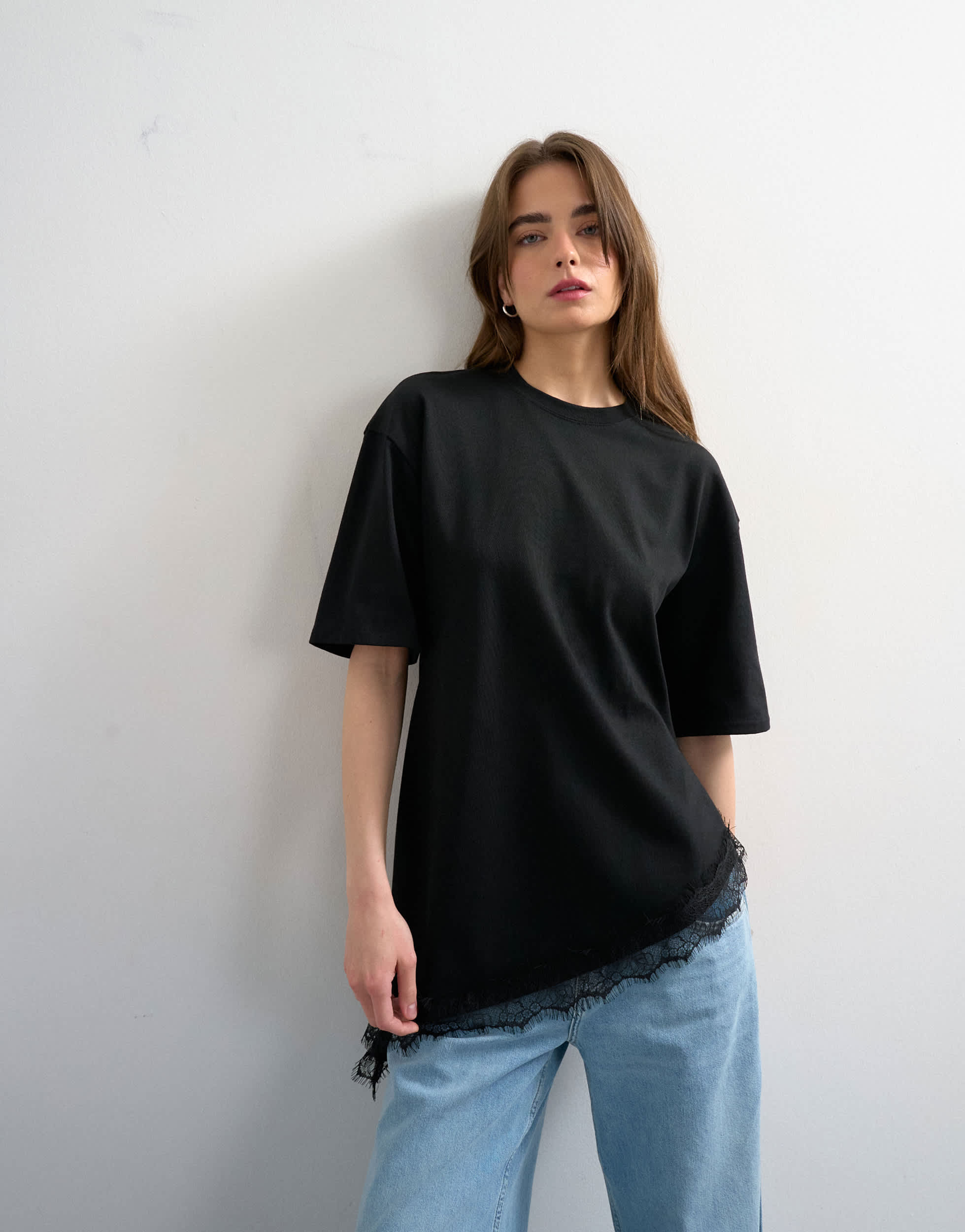 T-shirt noir Topshop à taille cintrée et bordure en dentelle