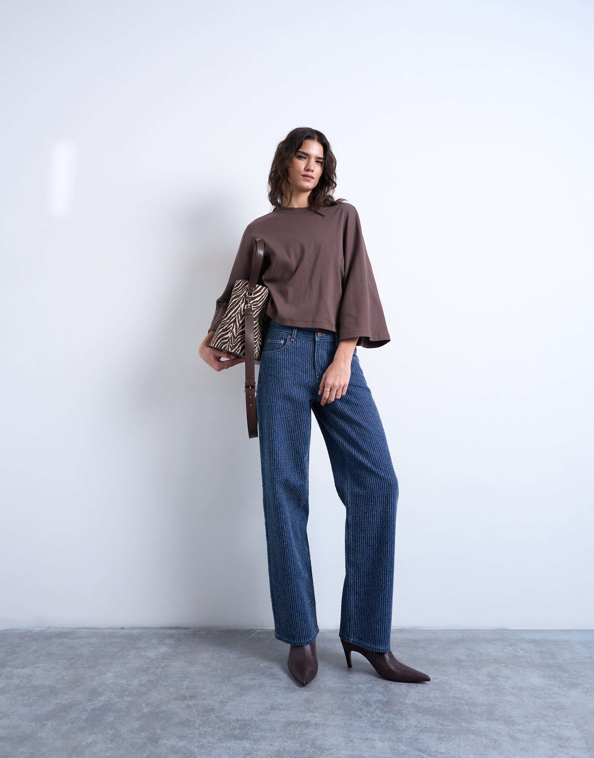 Topshop Cinch Low-Rise-Jeans mit strukturiertem Streifenmuster in Indigoblau