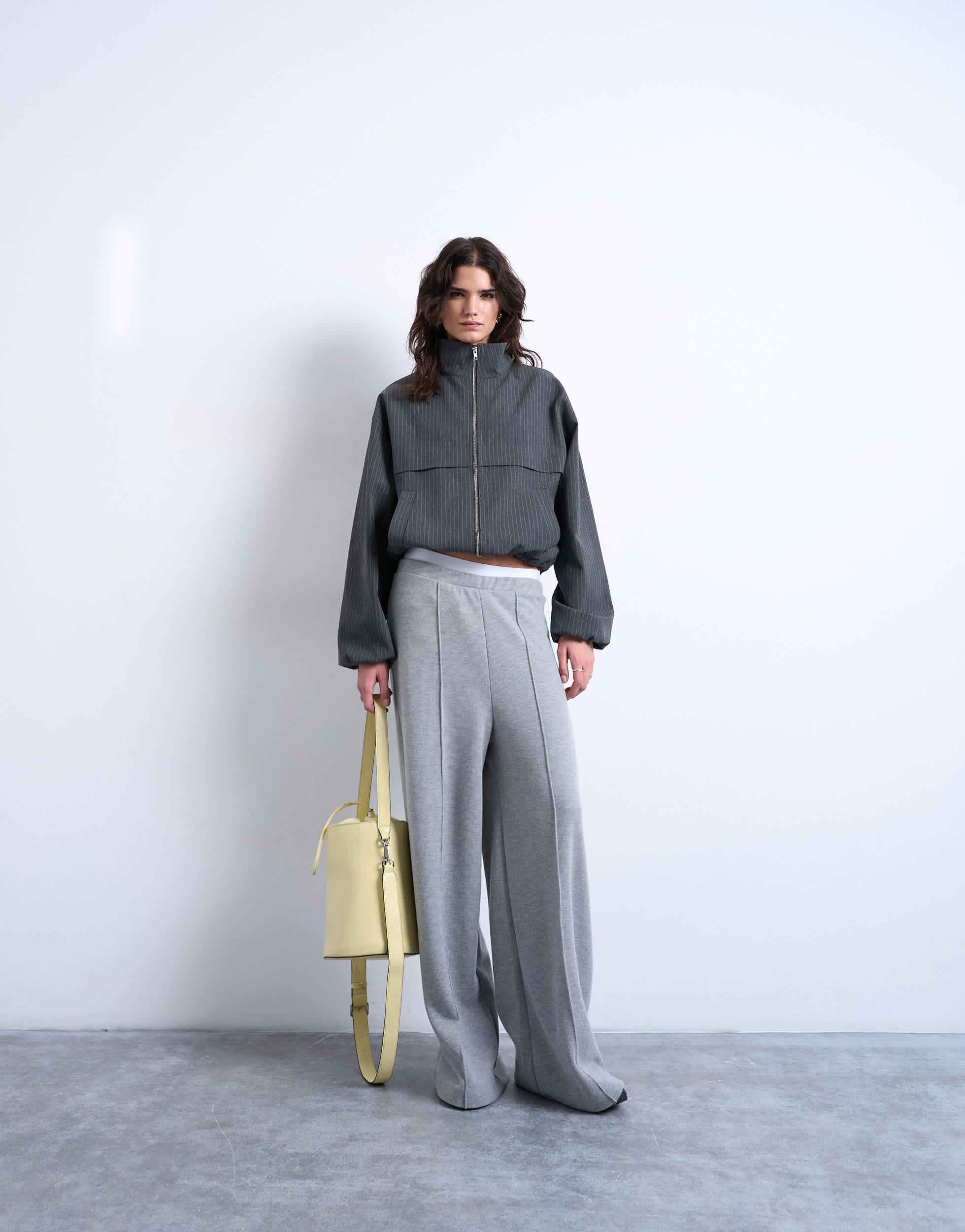 Pantalon Topshop gris à plis piqués en tissu brossé doux au toucher