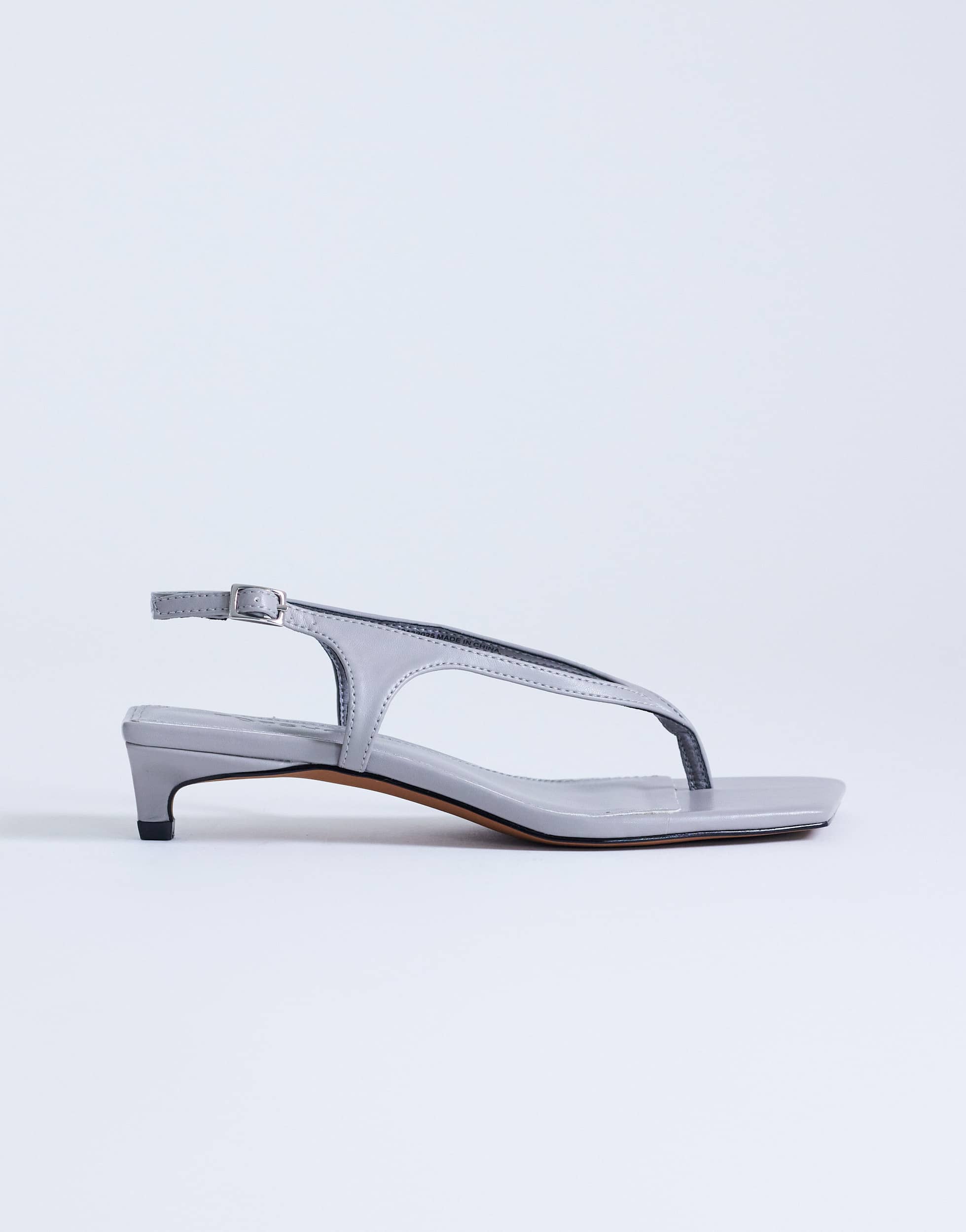 Topshop Sunshine Zehensteg-Sandalen mit mittelhohem Absatz in Grau
