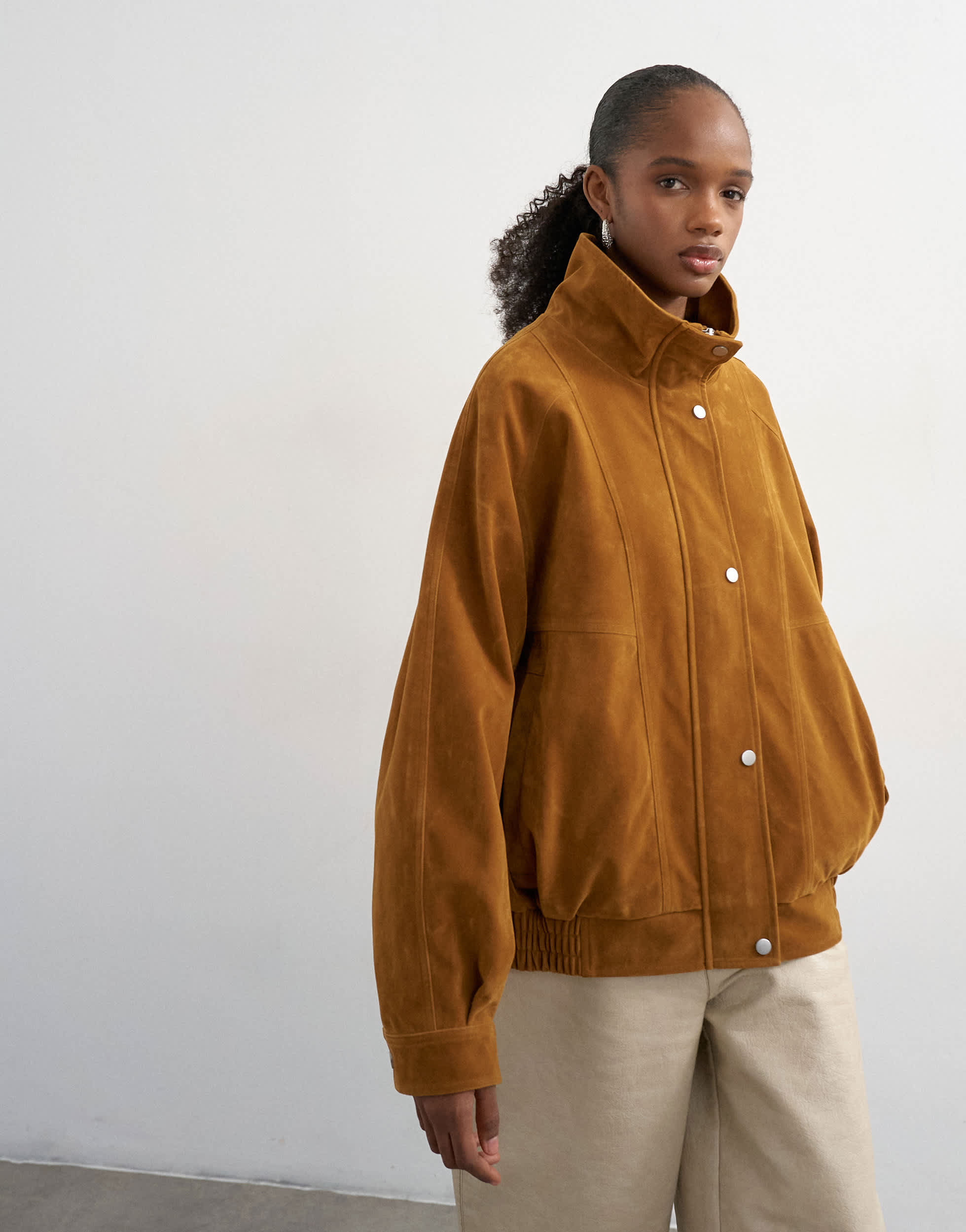 Topshop Bomberjacke aus Kunstleder mit Trichterausschnitt in Beige
