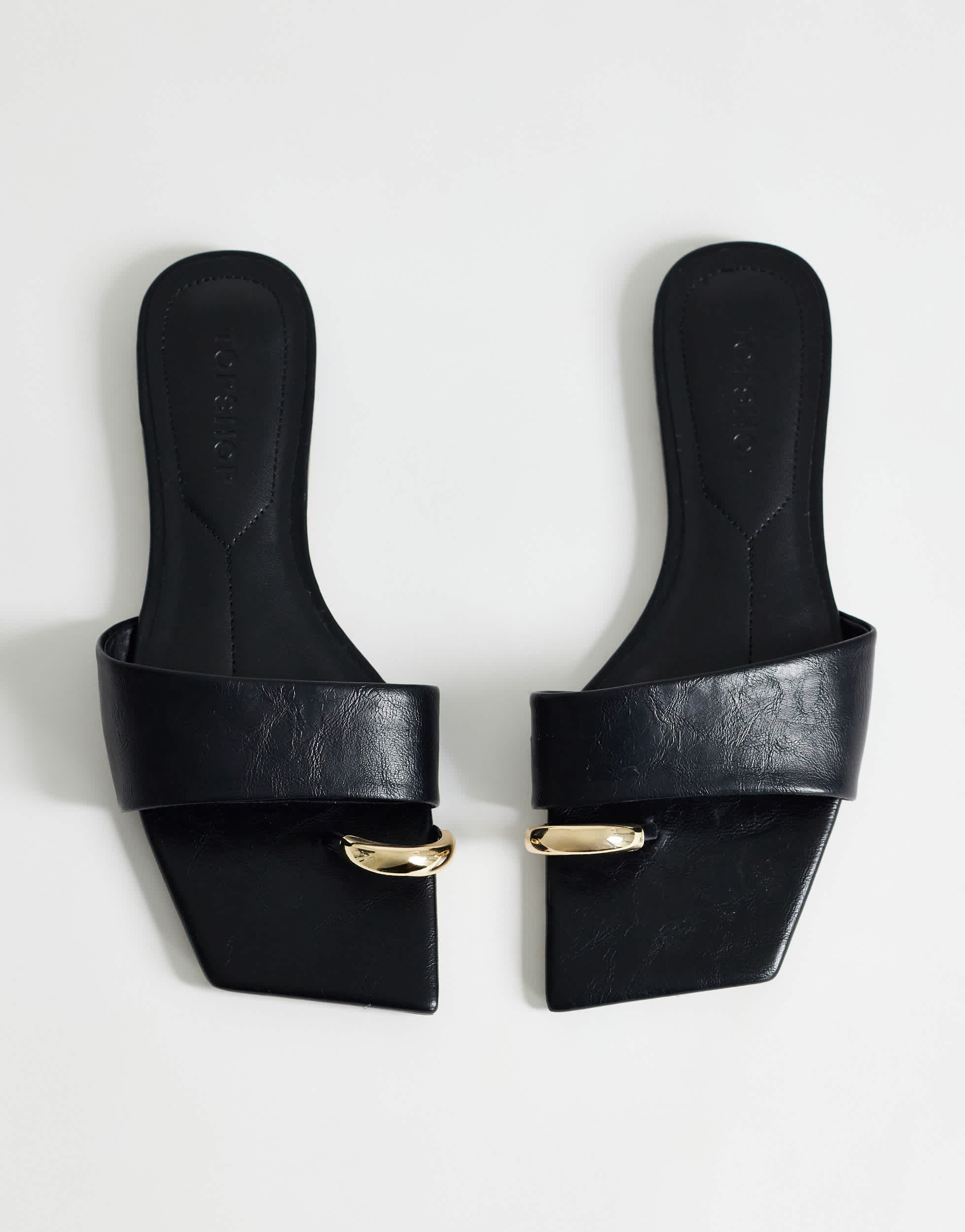 Topshop Mina, sandales plates mules noires ornées de détails métalliques
