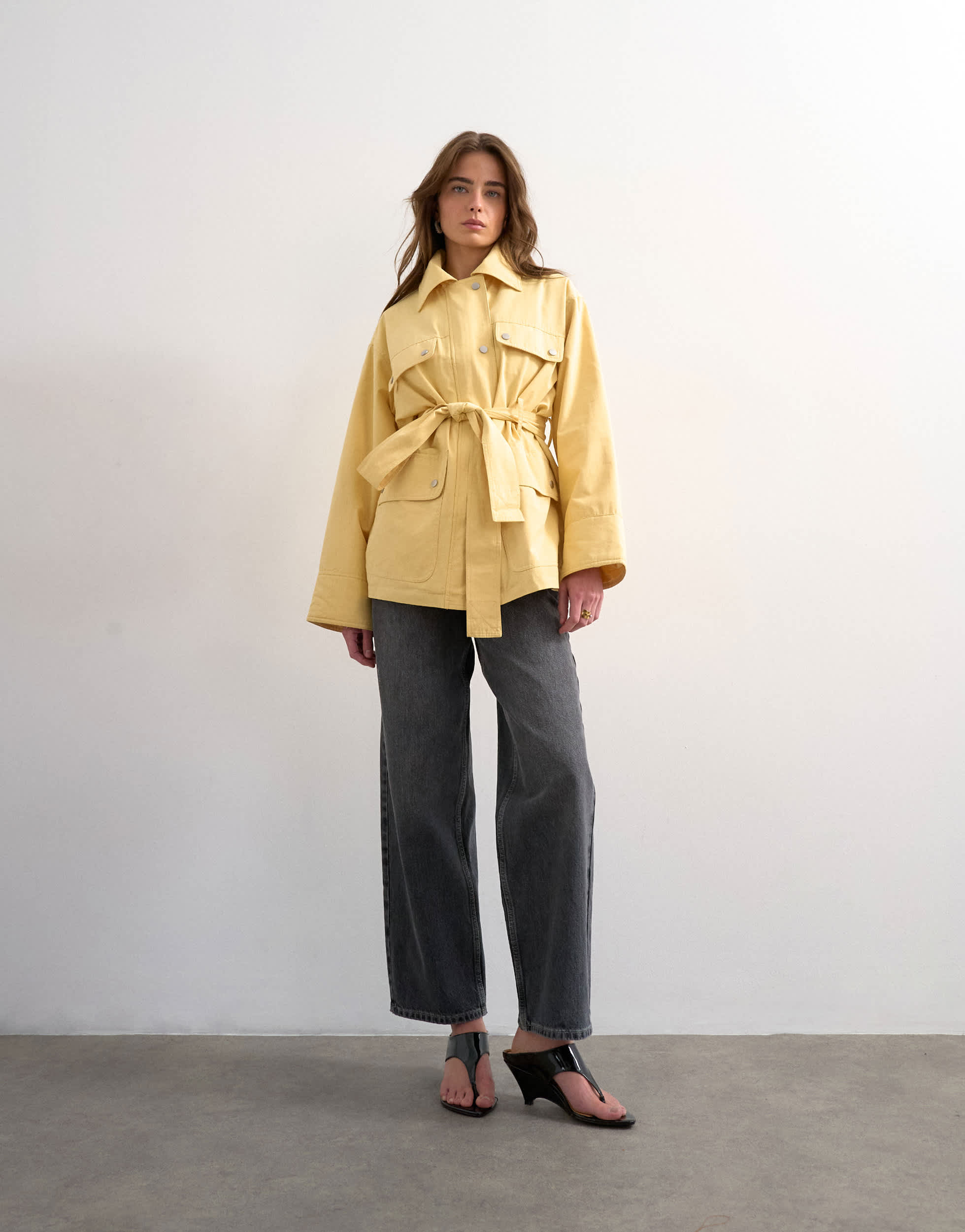 Jean Tosphop Cinch taille basse et décontracté, couleur gris clair.