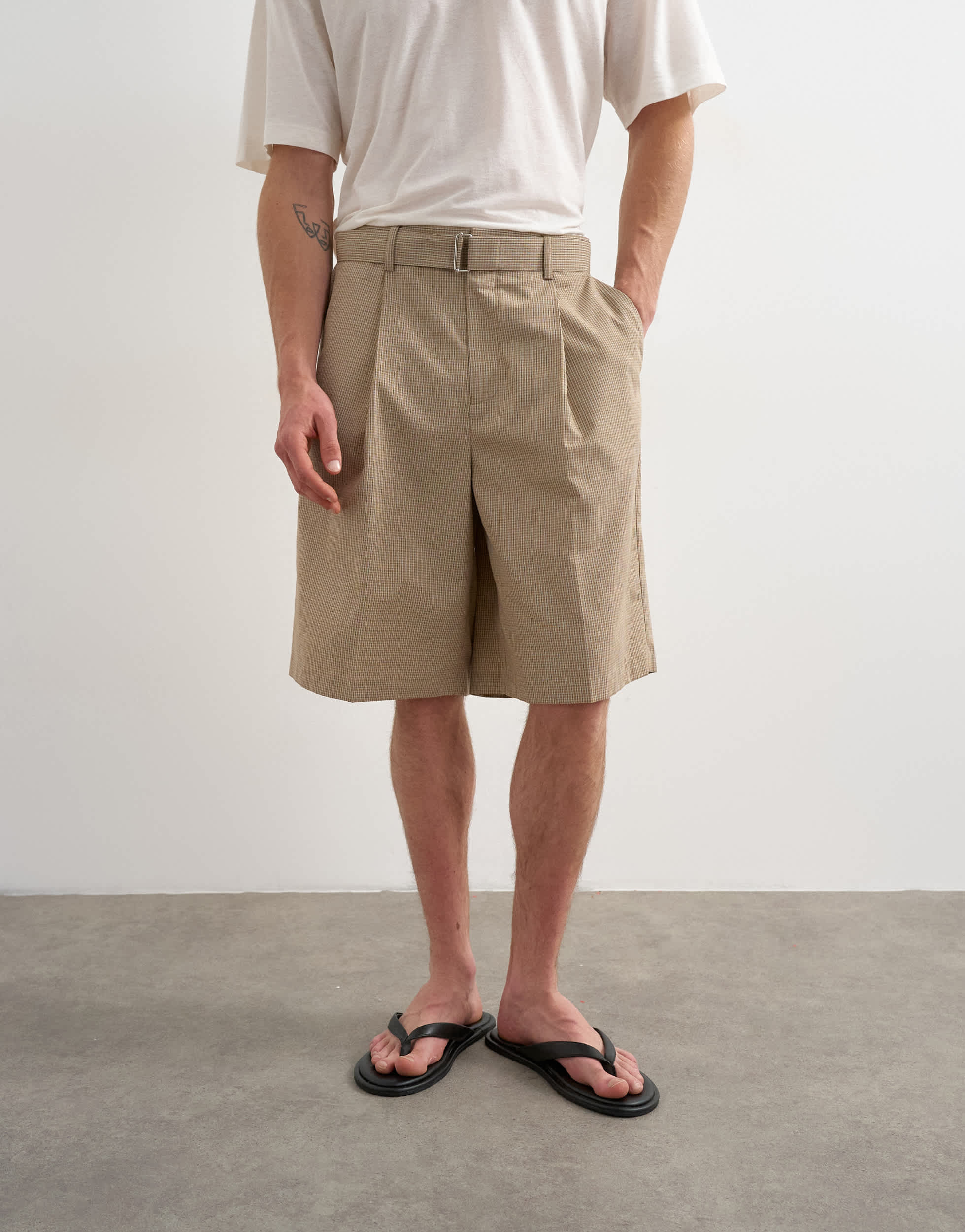 Topman weite, karierte Shorts mit Gürtel in Neutral