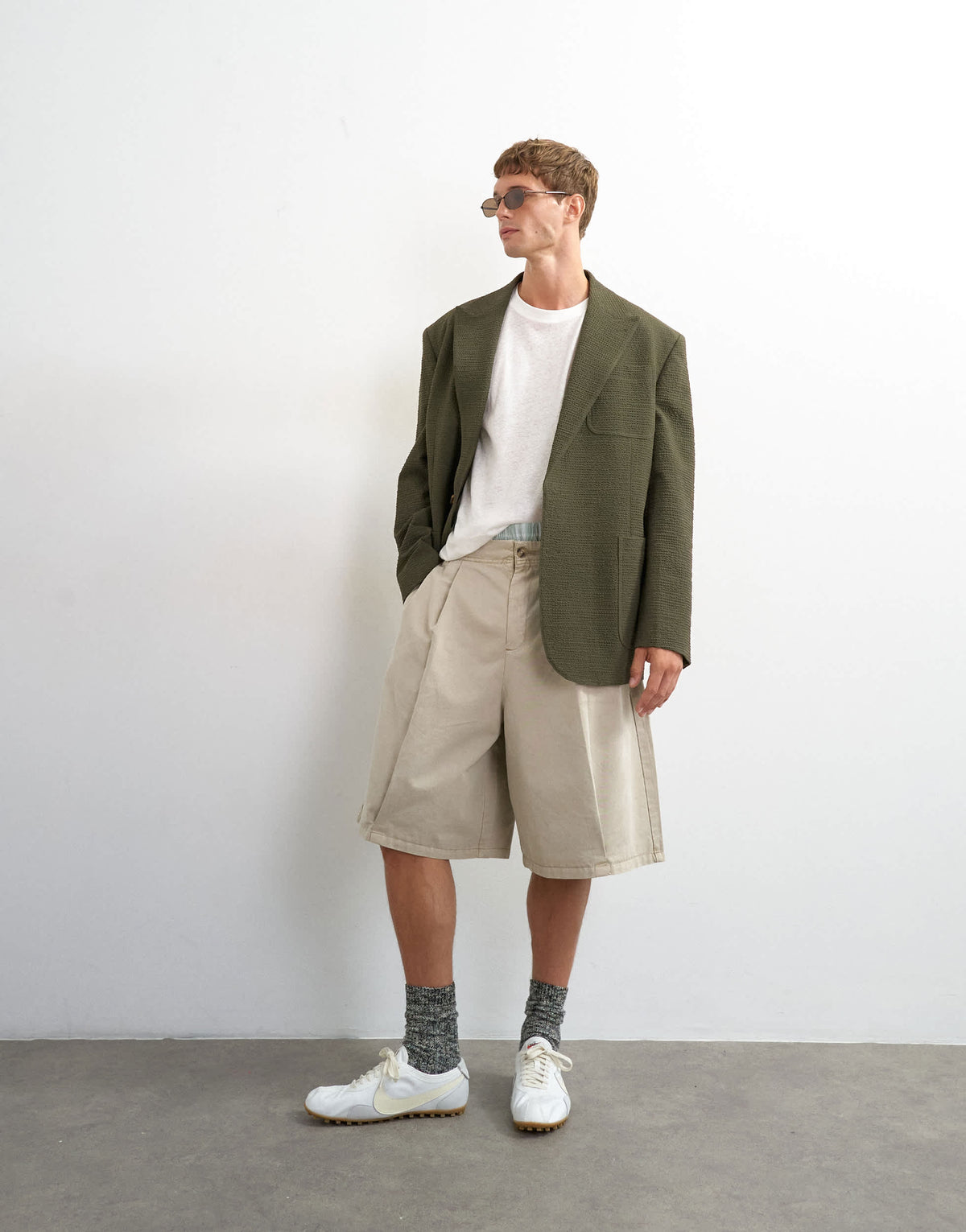 Topman wide leg twill bermuda short with pronounced pleat in stone