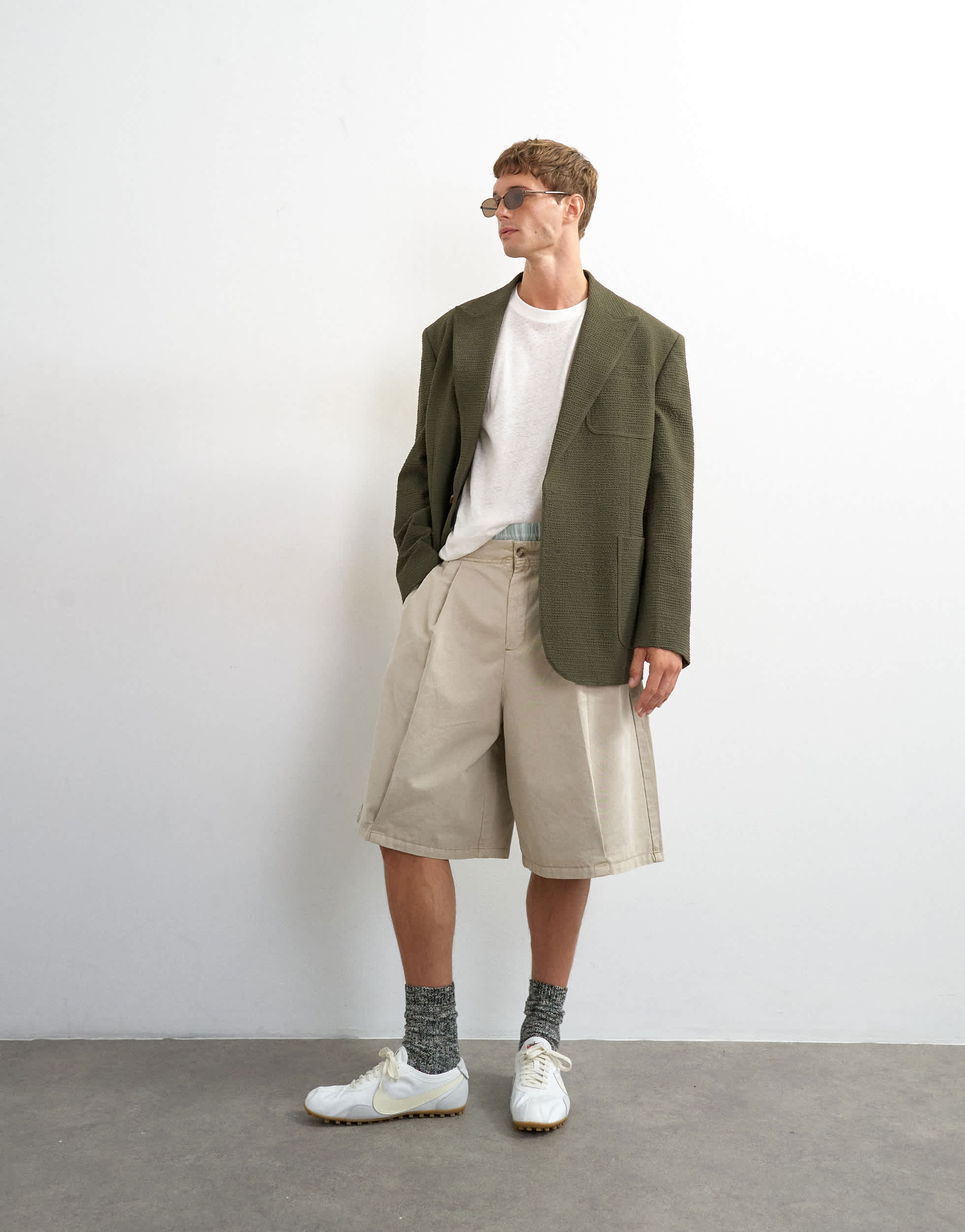 Topman wide leg twill bermuda short with pronounced pleat in stone