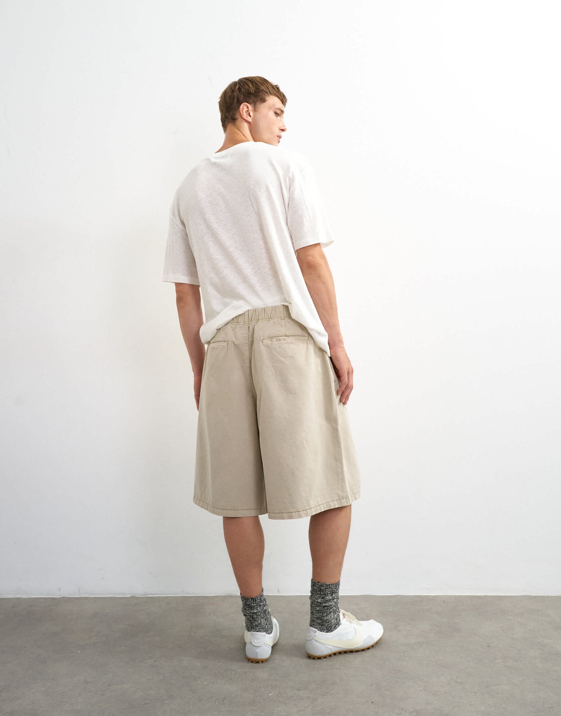 Topman wide leg twill bermuda short with pronounced pleat in stone